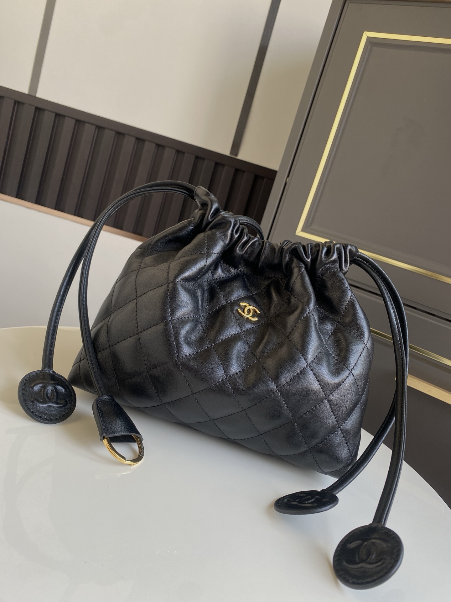 24BQuilted Lambskin Drawstring Hobo Bag（Black） - Mocuir