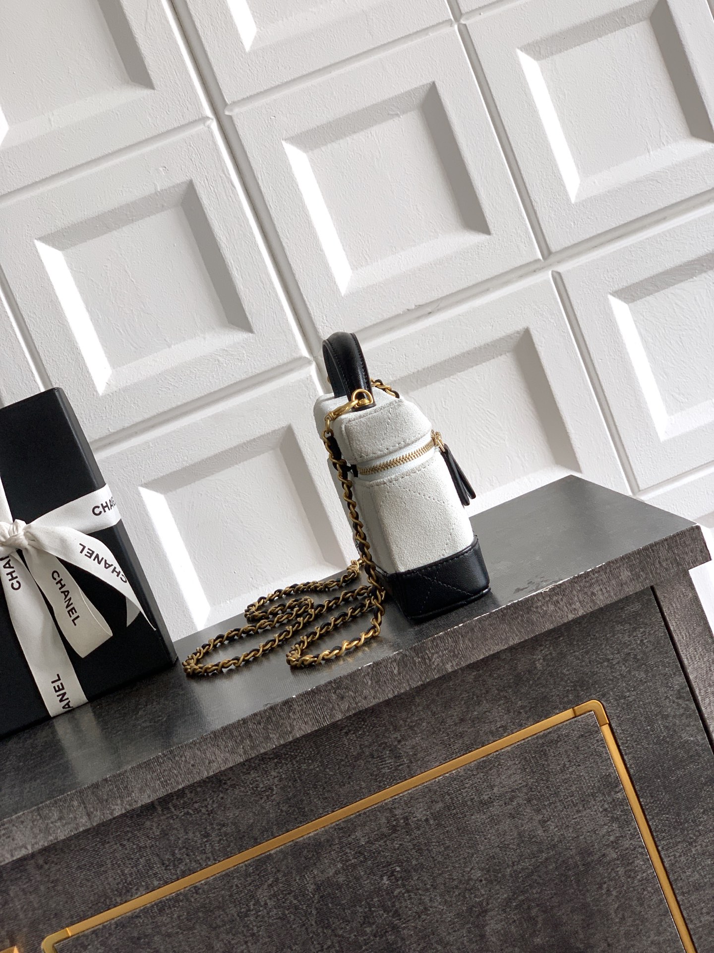 Small Vanity Case with Top Handle (Suede & Lambskin) - Mocuir