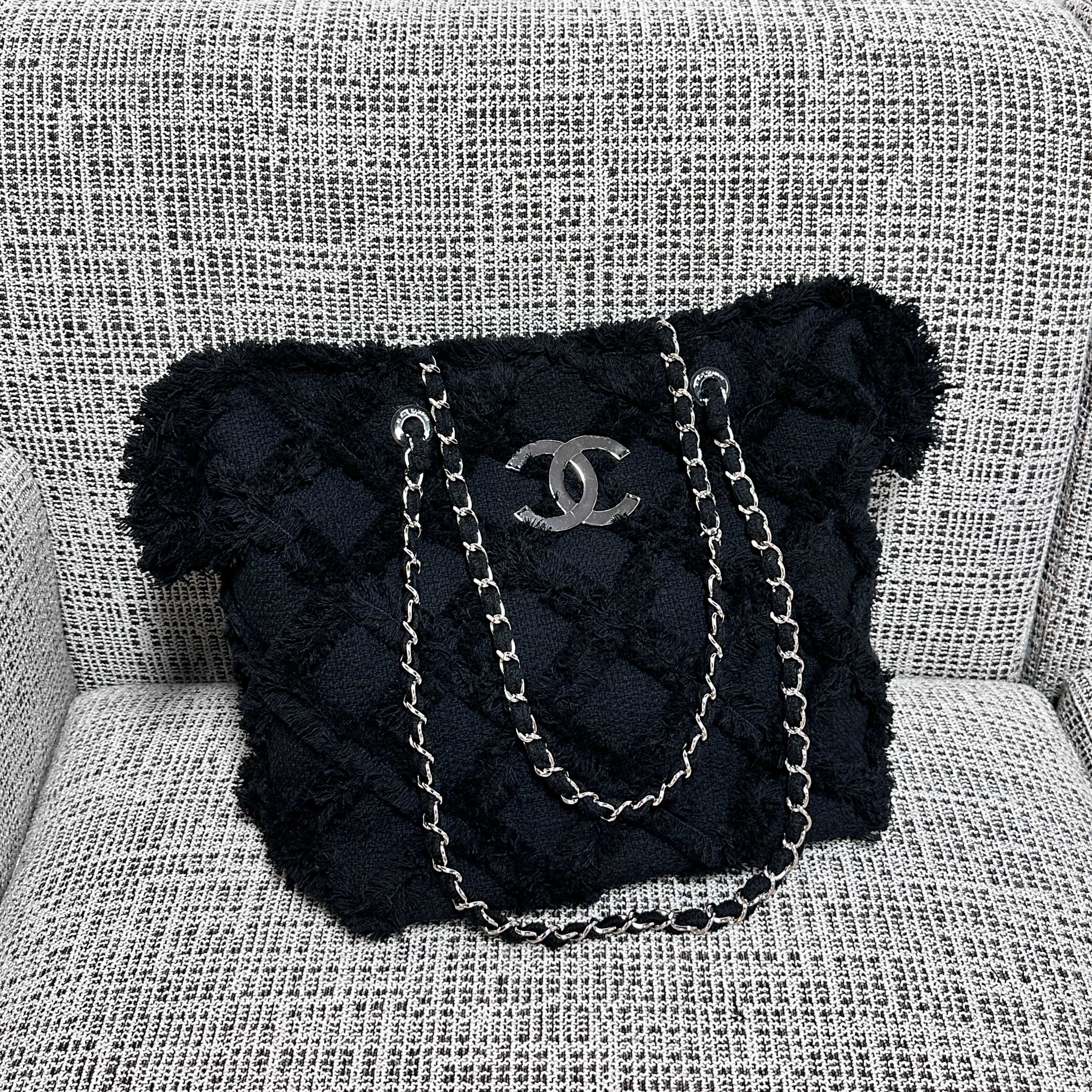 Vintage Black Quilted Tweed Tote Bag with Fringe Trim & Silver-Tone Hardware - Mocuir