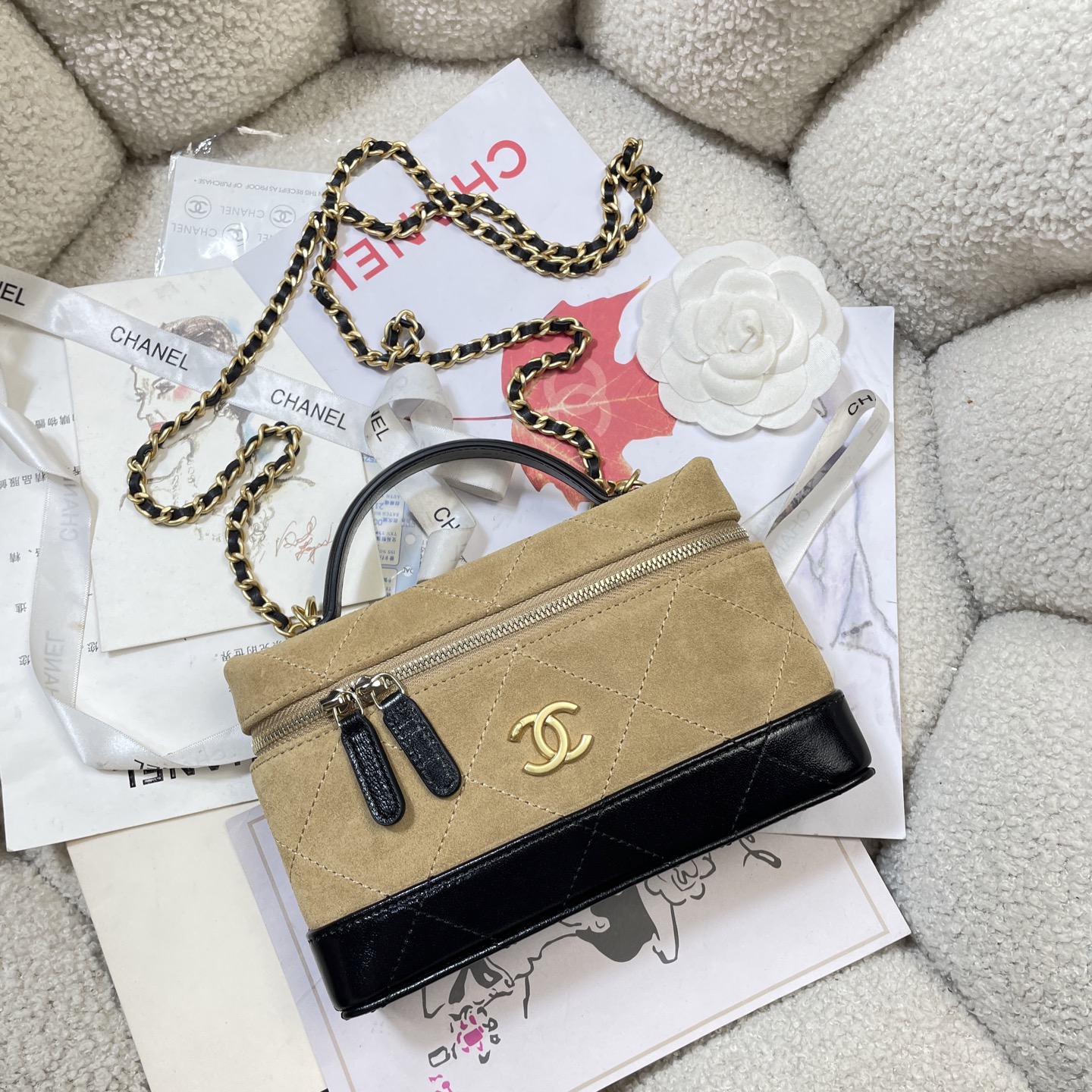 26S Slim Vanity Case with Chain in Beige Suede & Black Lambskin with Gold-Tone Hardware - Mocuir