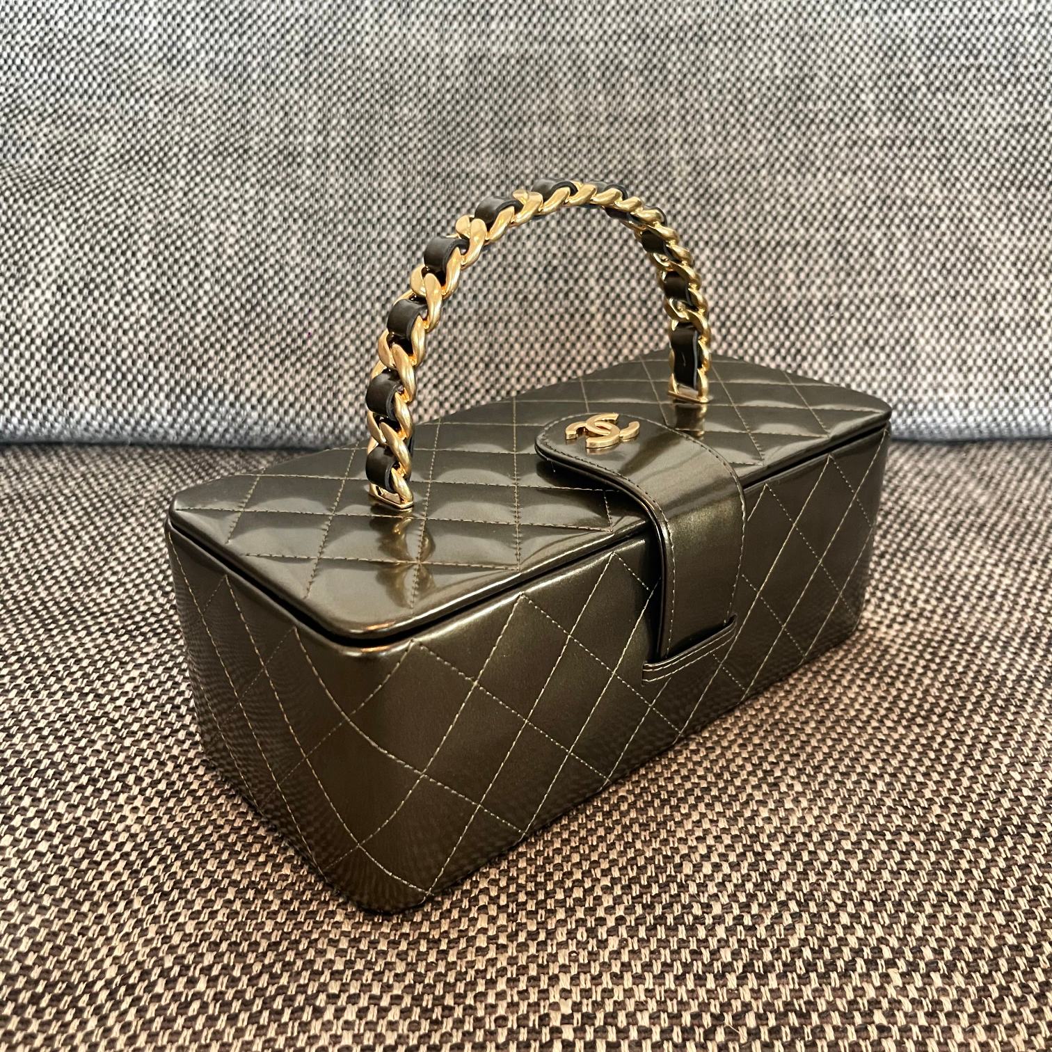 25C Long Quilted Patent Leather Vanity Case in Dark Olive Green - Mocuir