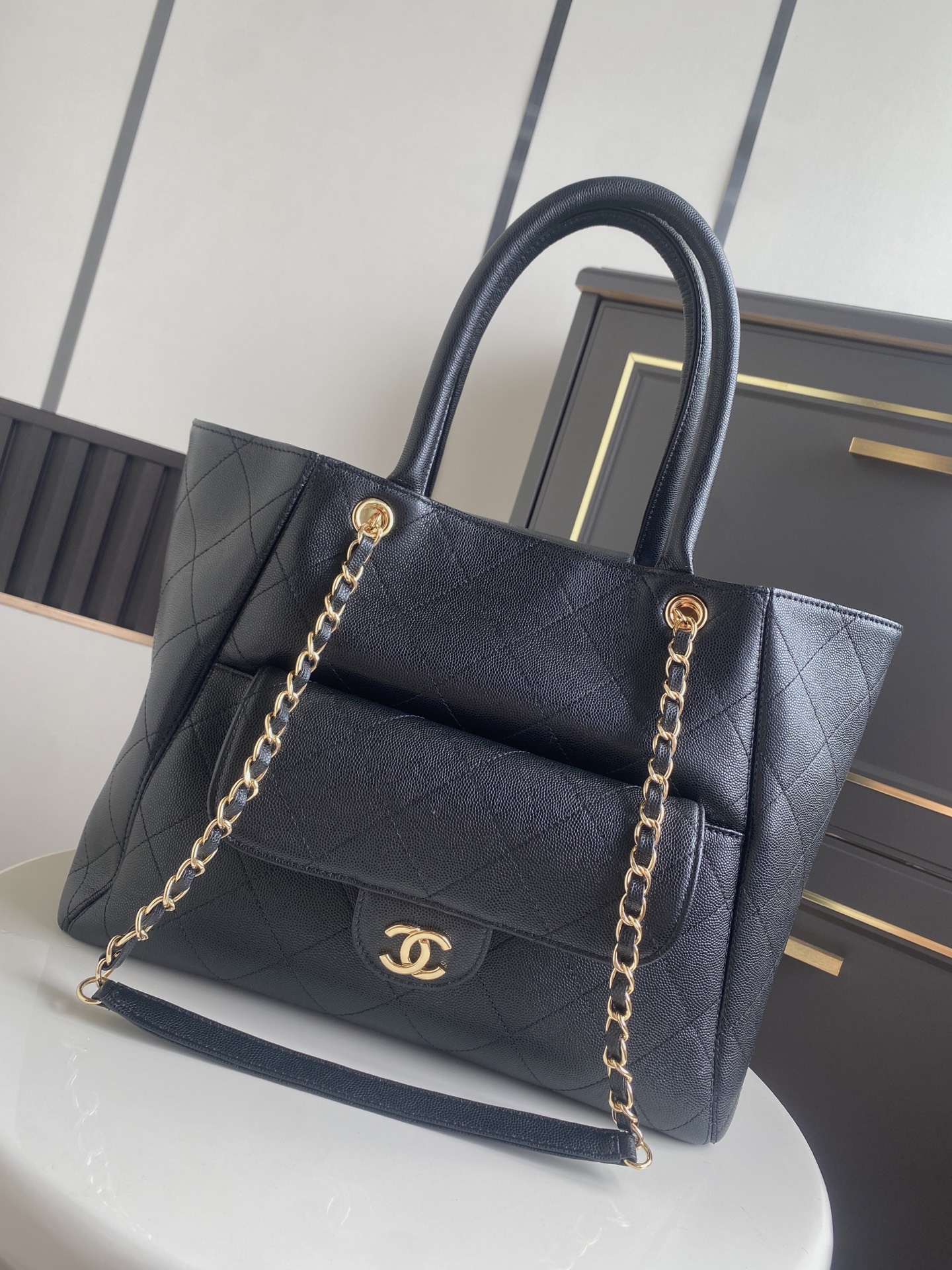 Cruise 2026 Black Quilted Caviar Calfskin Large Tote Bag with Gold-Tone Hardware - Mocuir