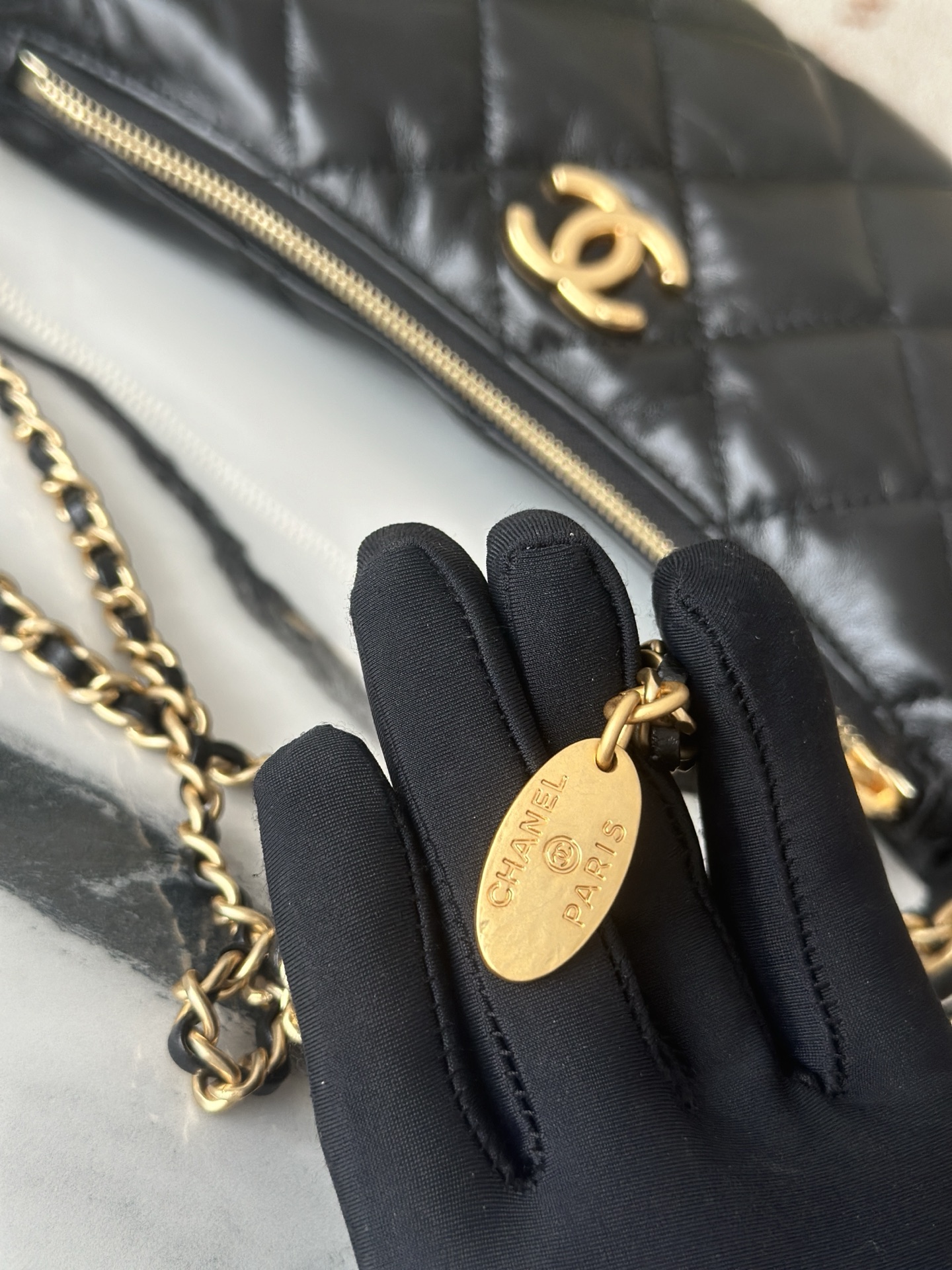 25S Black Shiny Lambskin Quilted Hobo Shoulder Bag with Gold-Tone Hardware - Mocuir