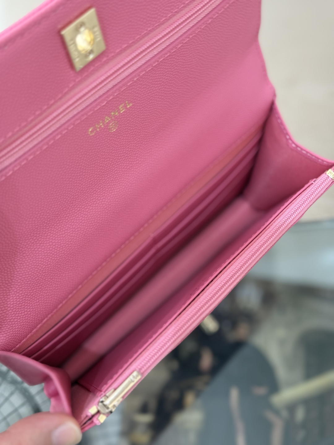 Wallet on Chain with Top Handle (AP3984) in Pink Caviar Leather with Gold-Tone Hardware, 25C Cruise Collection - Mocuir