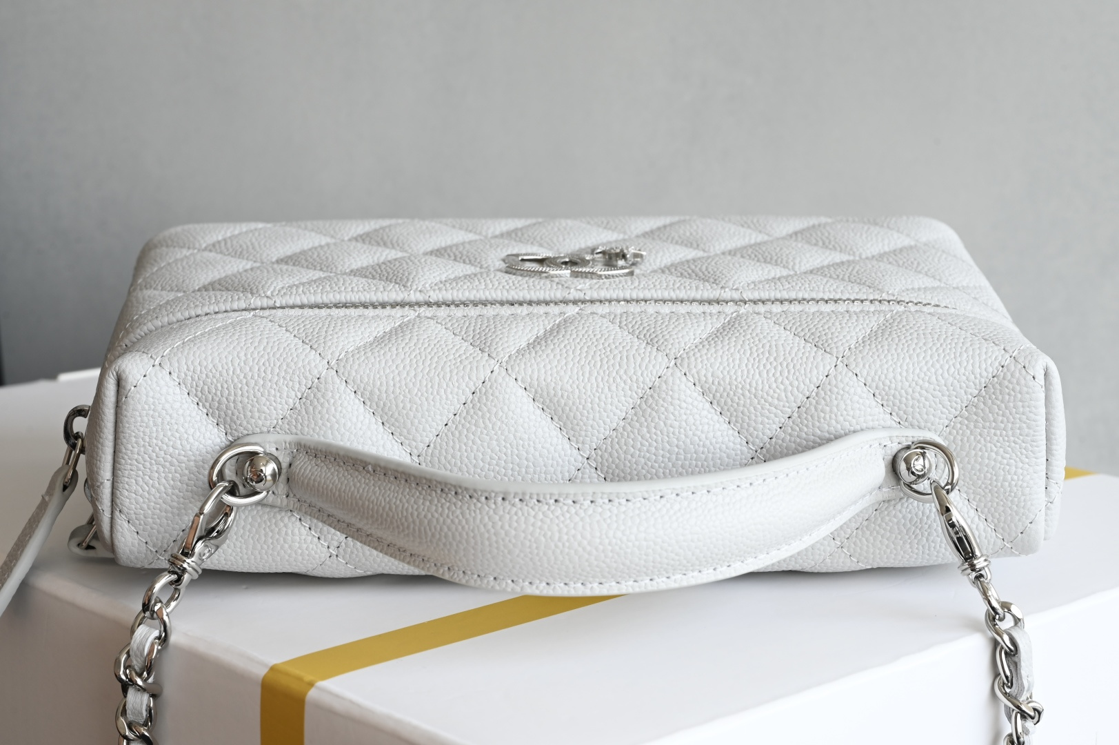 Small Vanity Case (LP Lunch Box Bag) in White Quilted Caviar Calfskin with Silver-Tone Hardware & Star Detail (25C Collection) - Mocuir