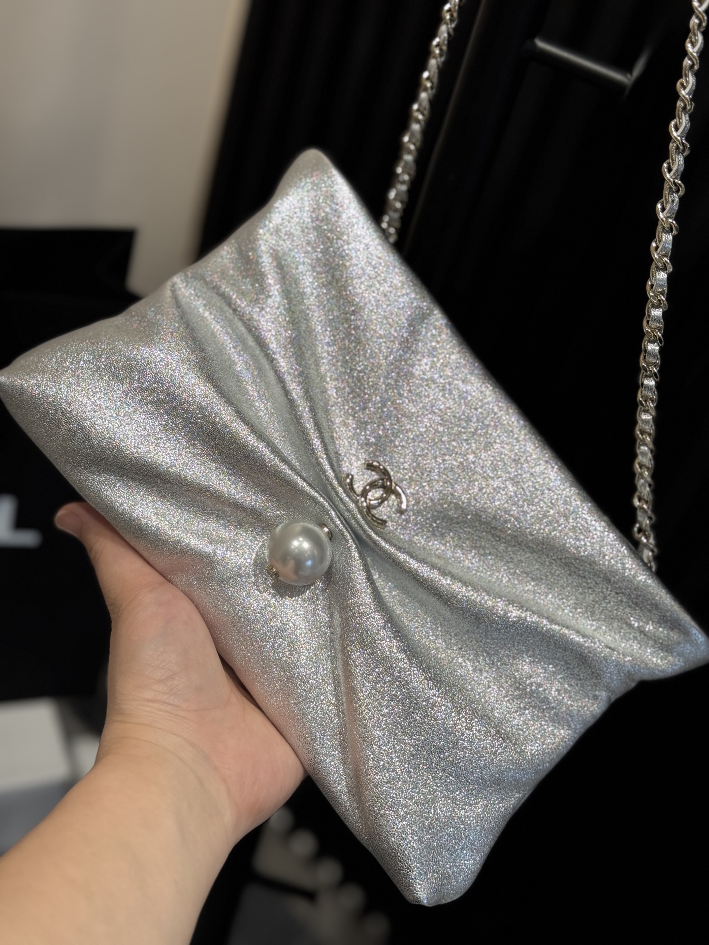 25S Spring-Summer Iridescent Lambskin Ruched Chain Shoulder Bag with Pearl & Gold Hardware (Model AS5130) - Mocuir