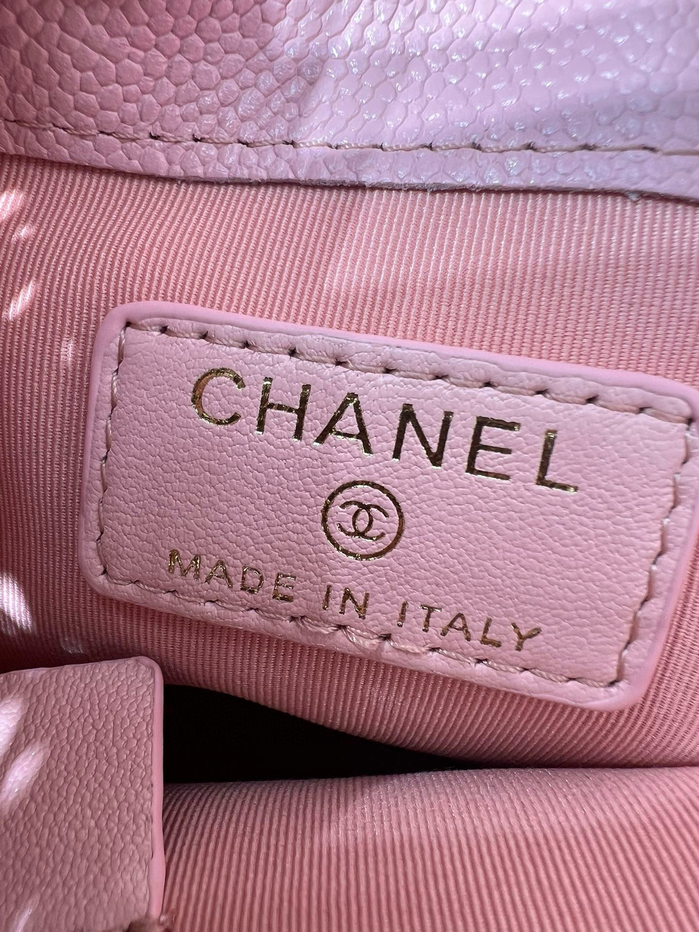 Small Drawstring Bucket Bag in Pink Quilted Grained Calfskin with Gold-Tone Metal (Model AP4775) - Mocuir