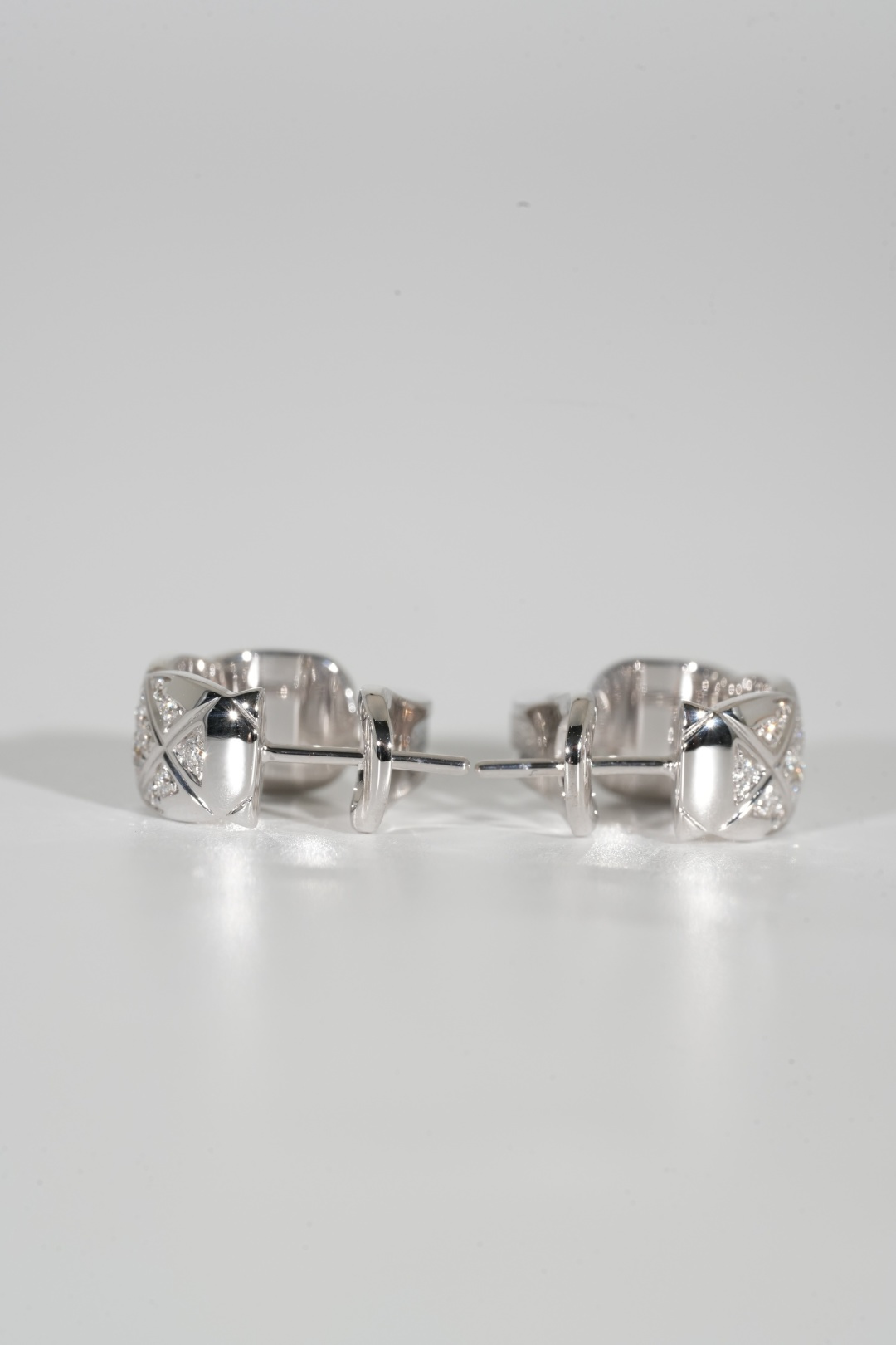 Quilted-pattern hoop earrings