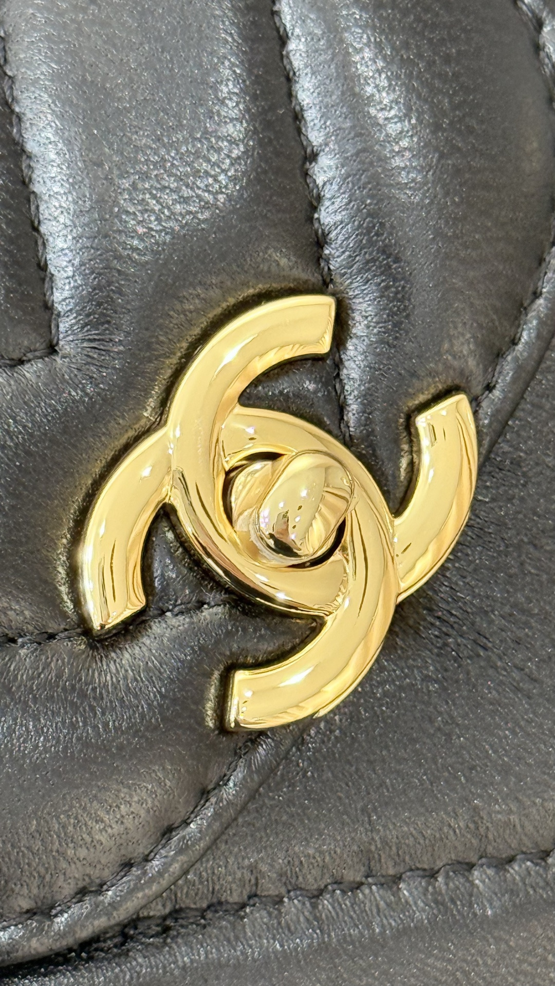 26K Kelly Mini Chevron-Quilted Lambskin Handle Bag with Gold-Tone Hardware - Mocuir