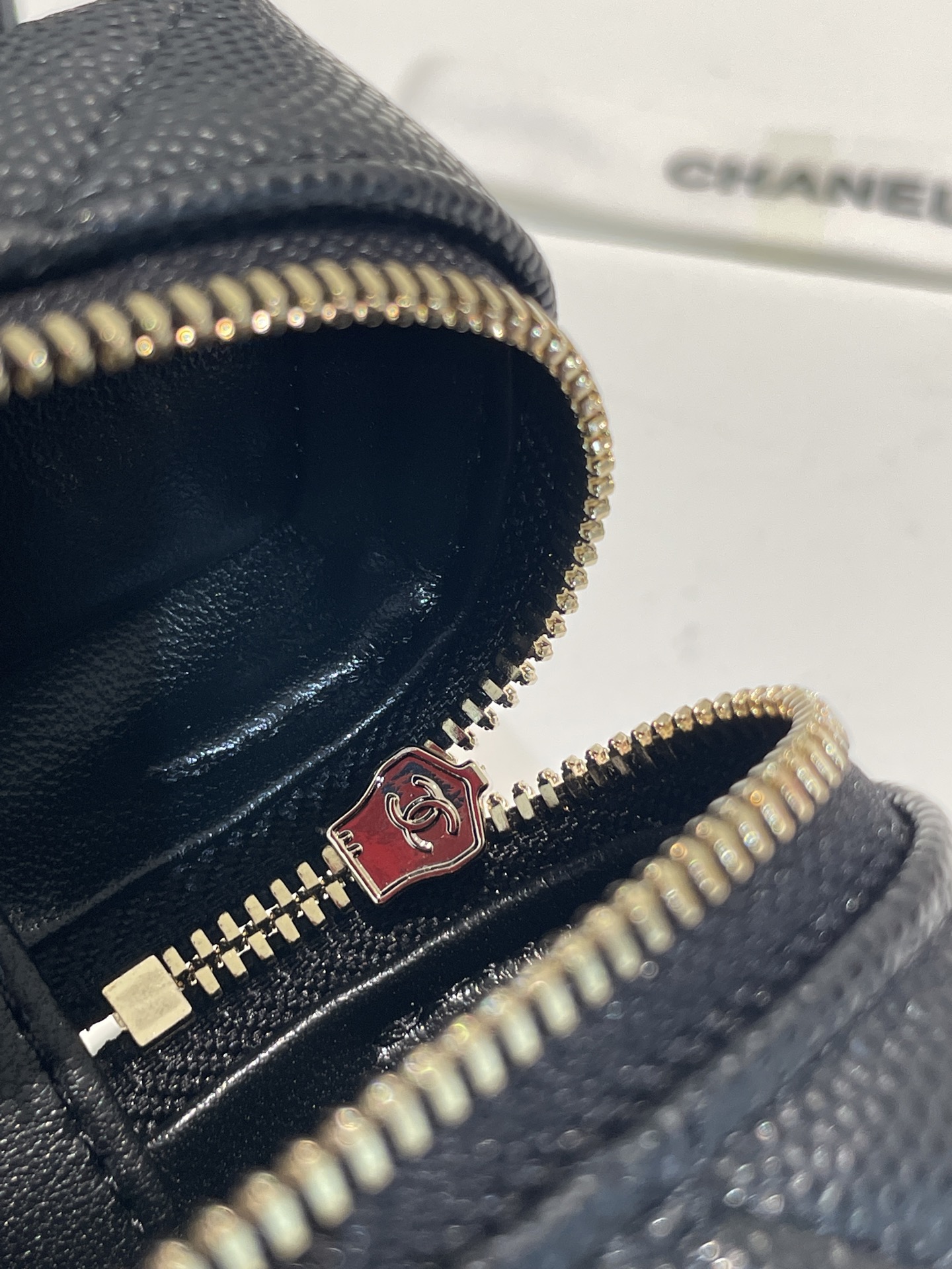 Black Quilted Caviar Calfskin Vanity Case with Top Handle and Gold-Tone Chain Strap - Mocuir