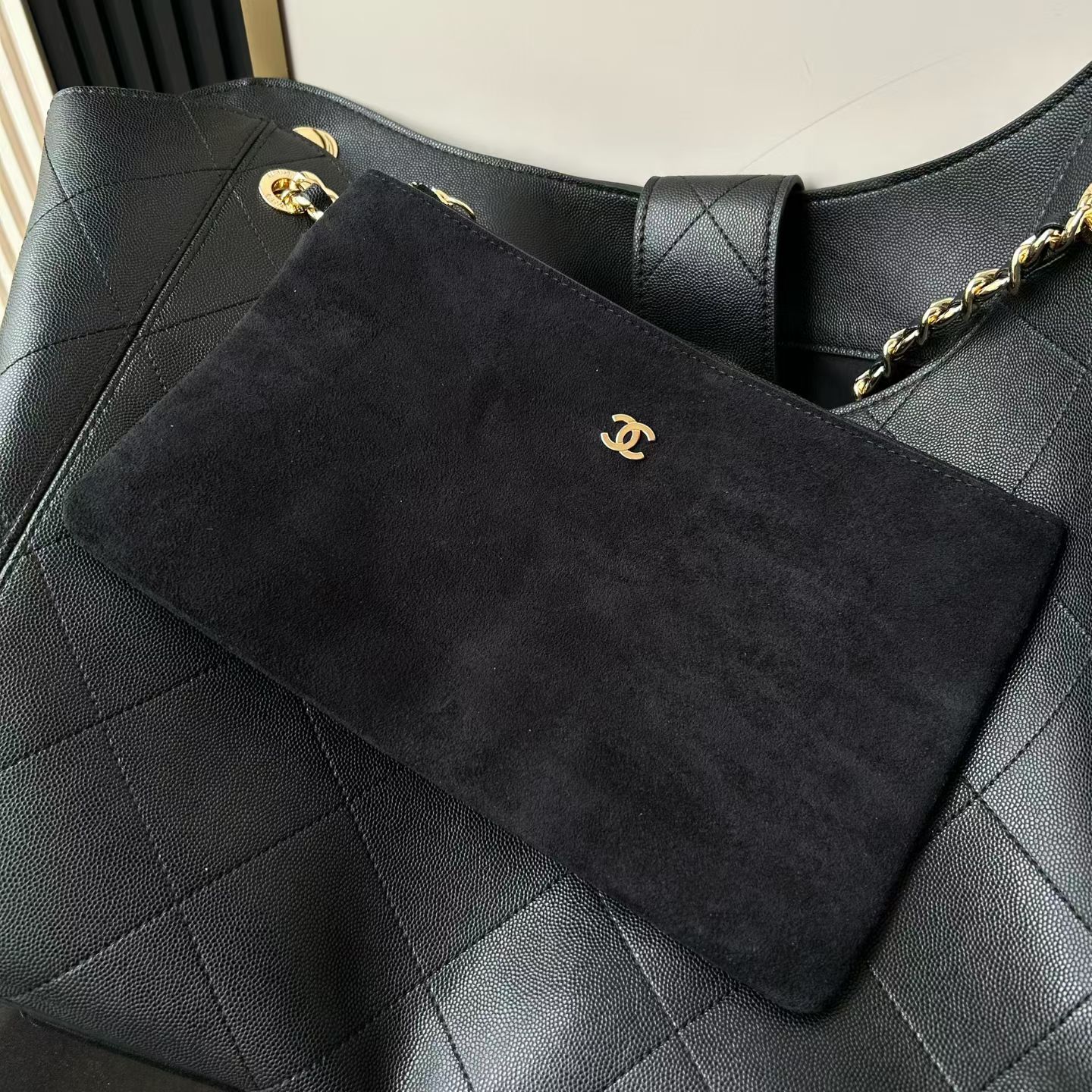 25K Black Quilted Caviar Leather Tote Handbag with Gold-Tone Hardware - Mocuir