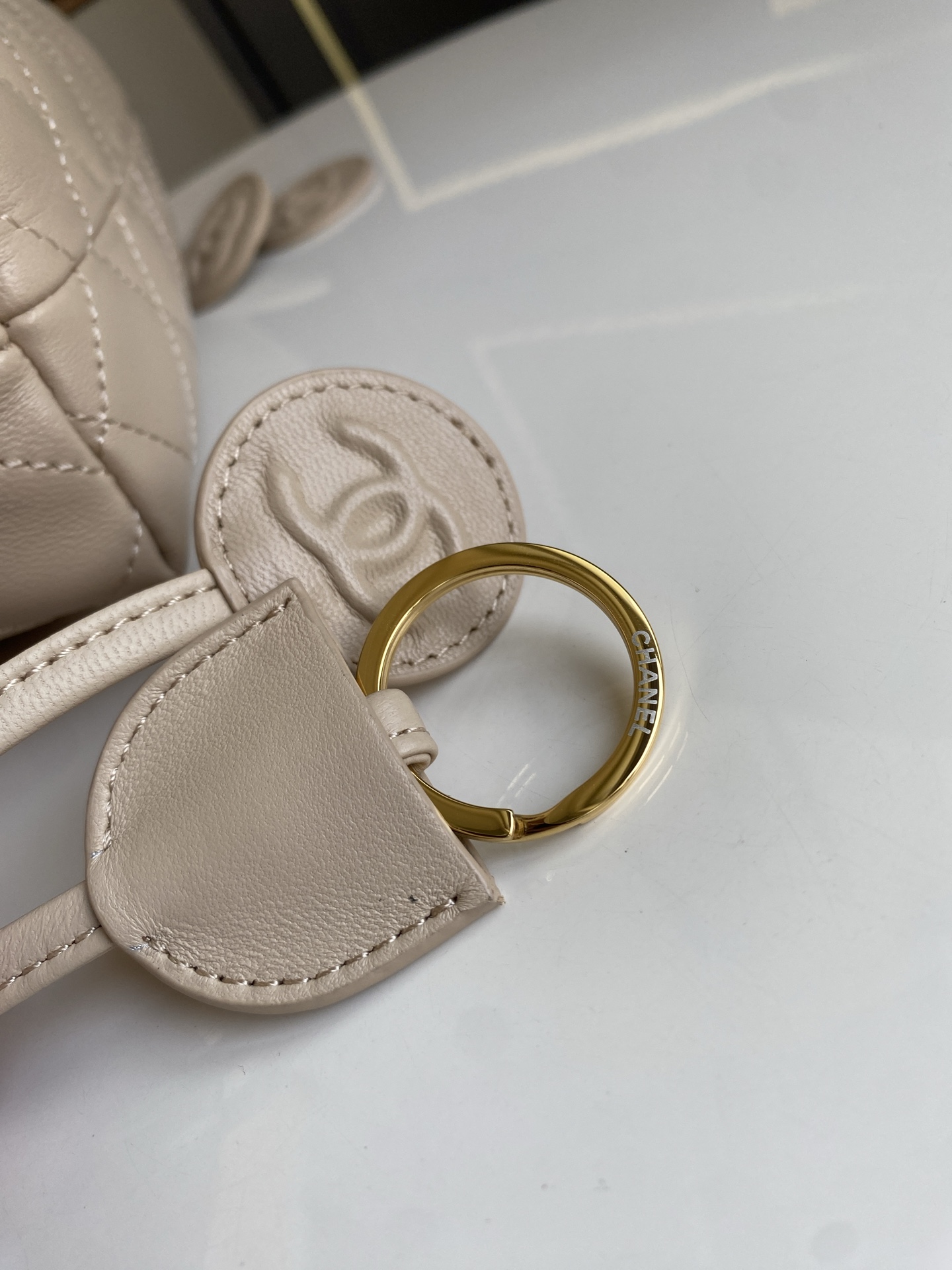 24BQuilted Lambskin Drawstring Hobo Bag（Beige Clair） - Mocuir