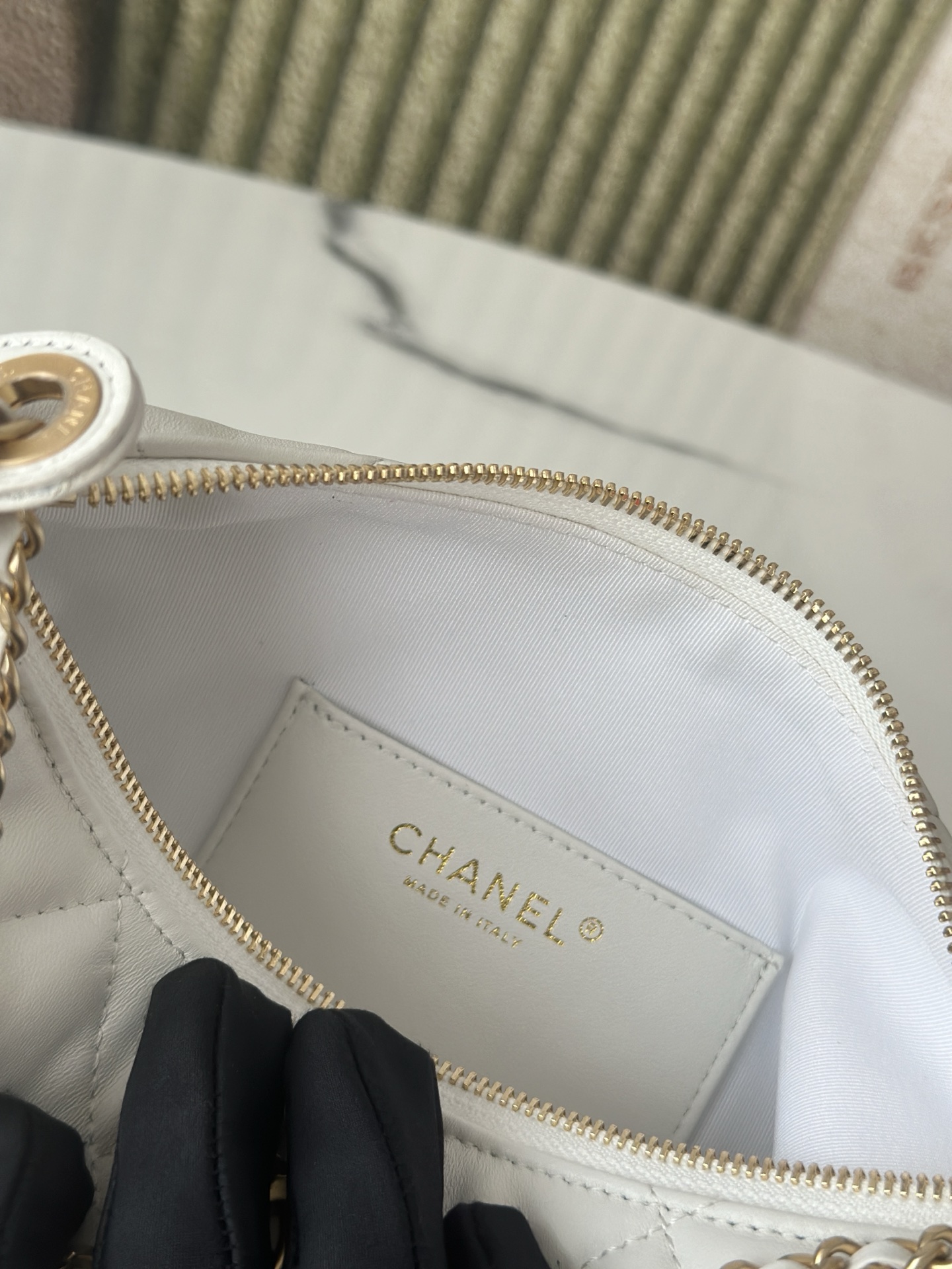 25S White Shiny Lambskin Quilted Hobo Shoulder Bag with Gold-Tone Hardware - Mocuir