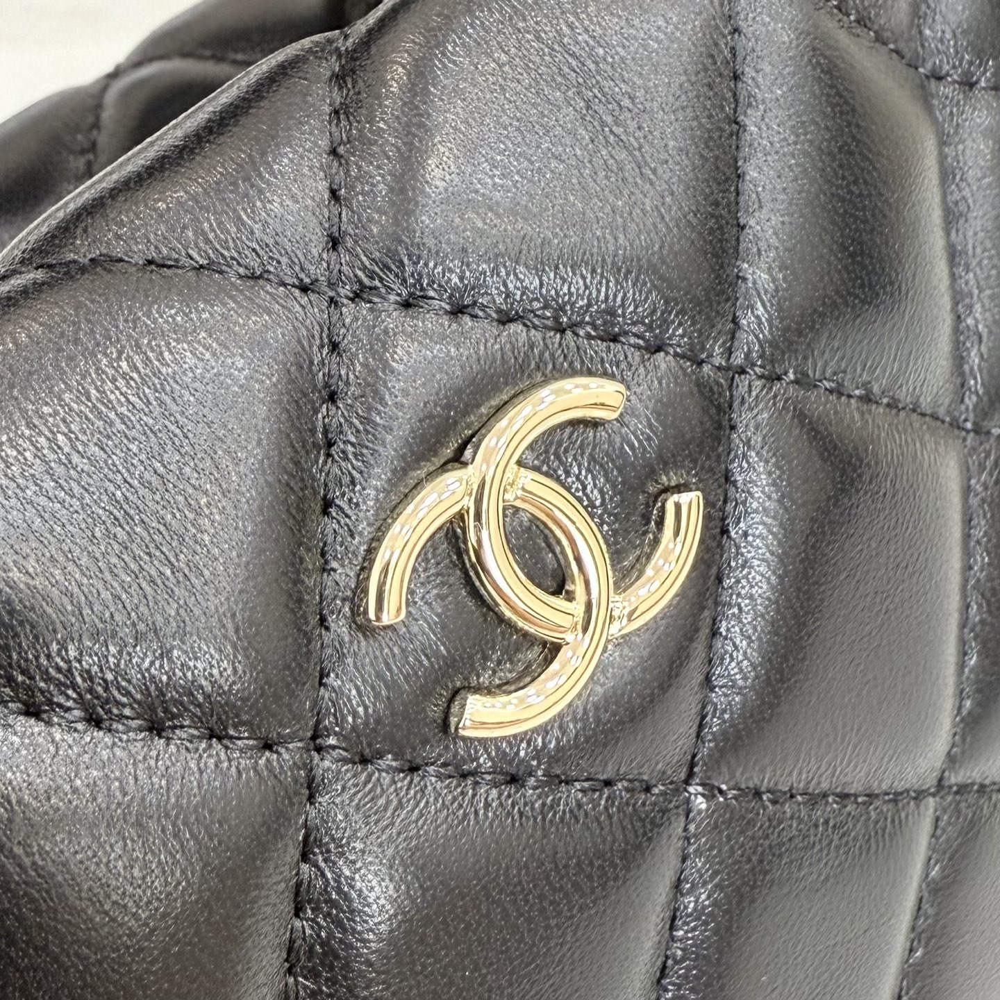 23C Hula Hoop Pouch Quilted Lambskin Bag in Black (Gold Hardware) - Mocuir