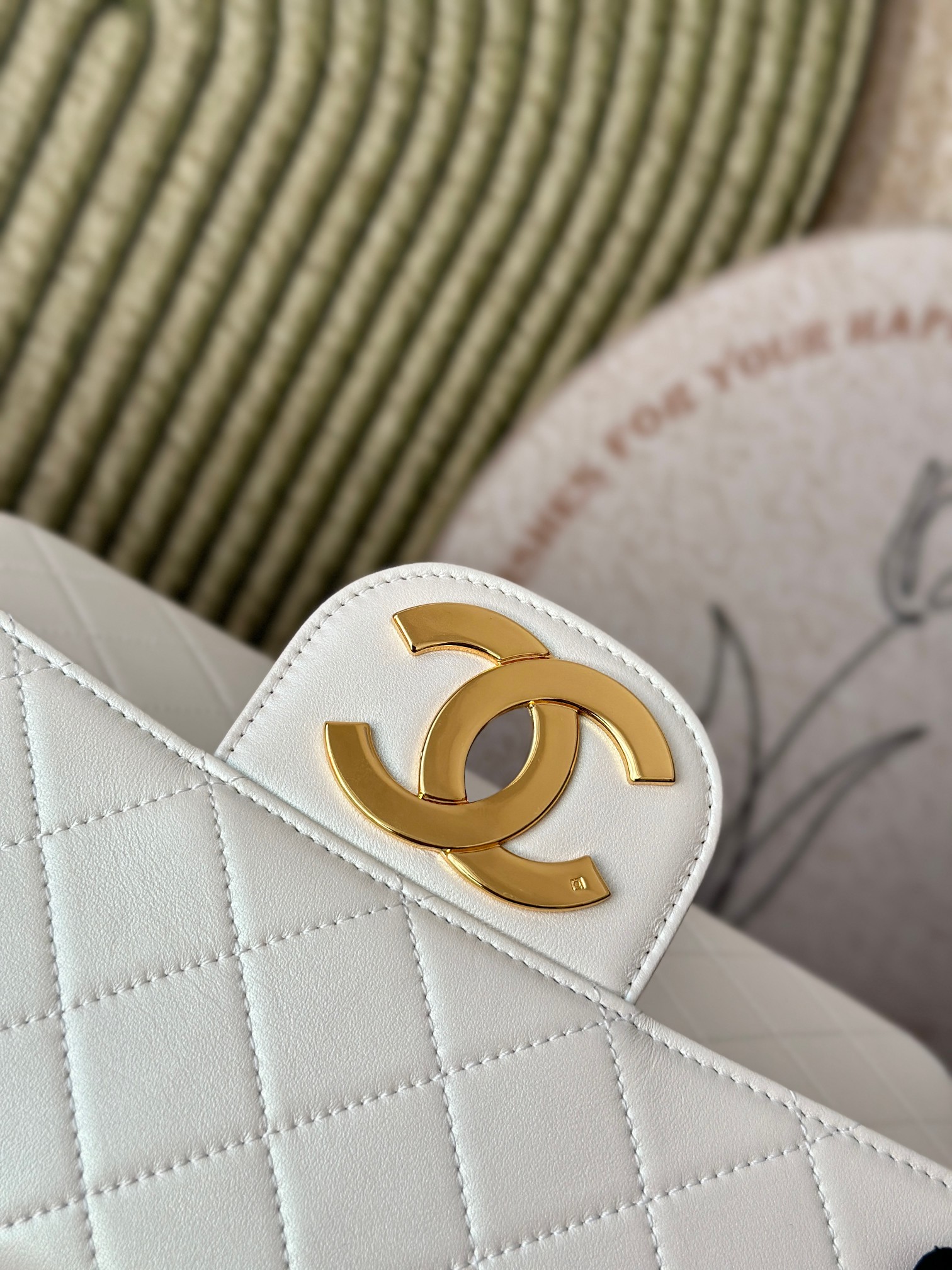 Classic Flap Medium in White Quilted Lambskin with Gold-Tone Hardware - Mocuir