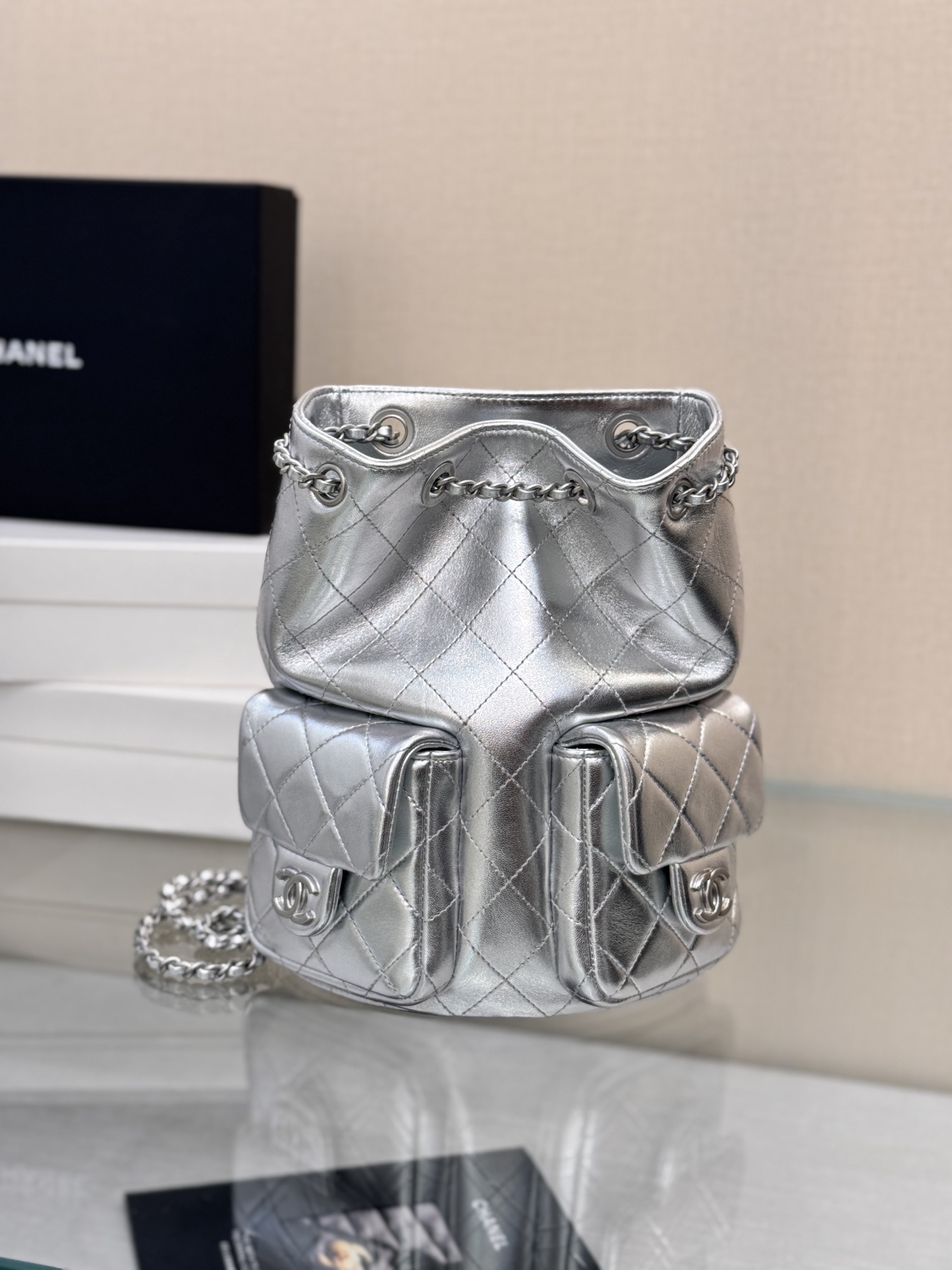 Drawstring Bucket Backpack（Metallic Silver） - Mocuir