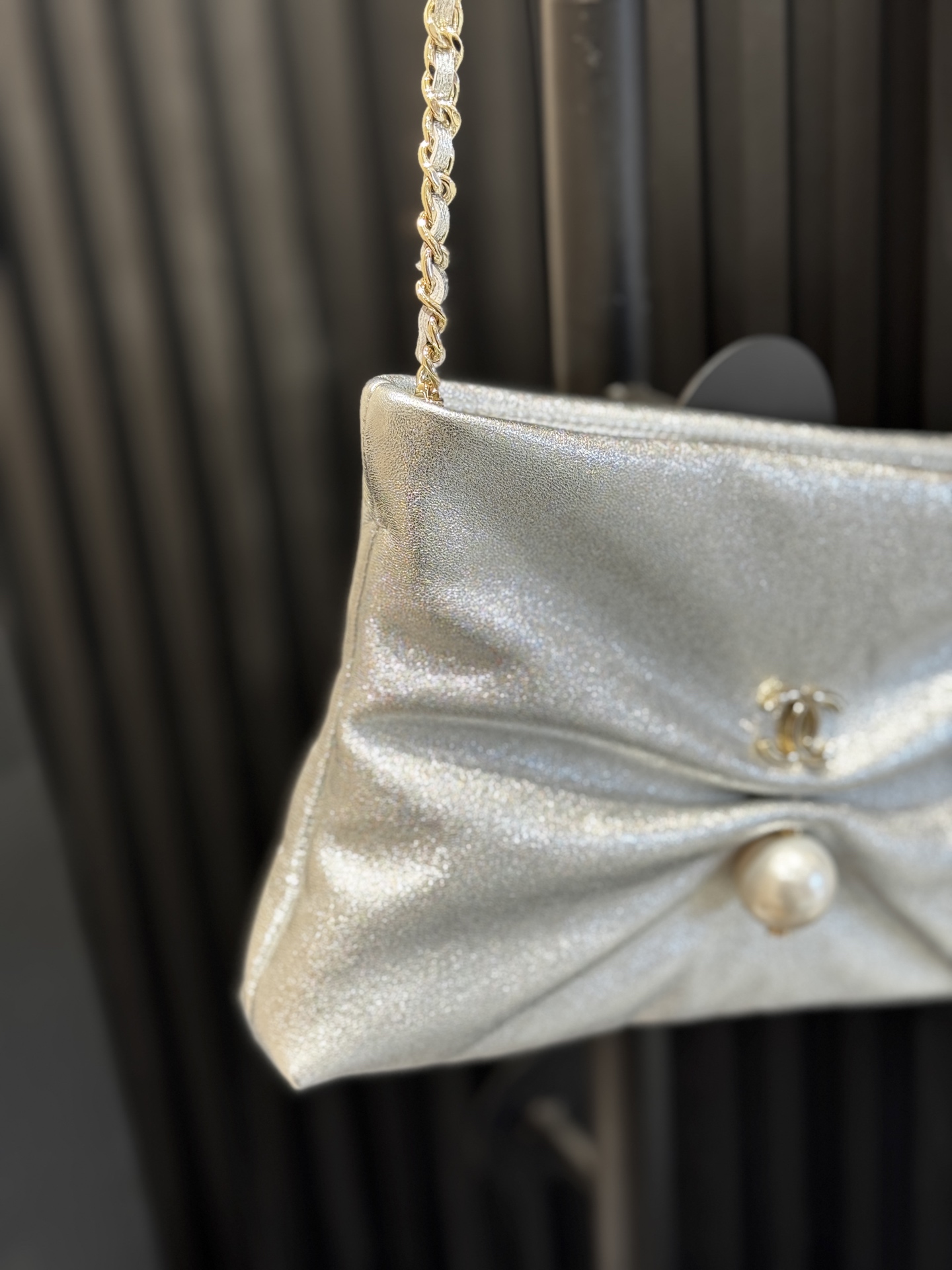 25S Spring-Summer Iridescent Lambskin Ruched Chain Shoulder Bag with Pearl & Gold Hardware (Model AS5130) - Mocuir