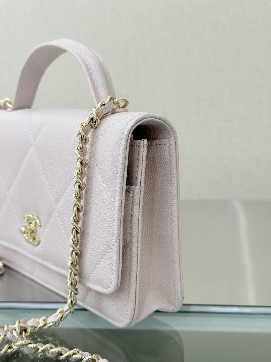 Wallet on Chain with Top Handle (AP3984) in Light Pink Caviar Leather with Gold-Tone Hardware, 25C Cruise Collection - Mocuir