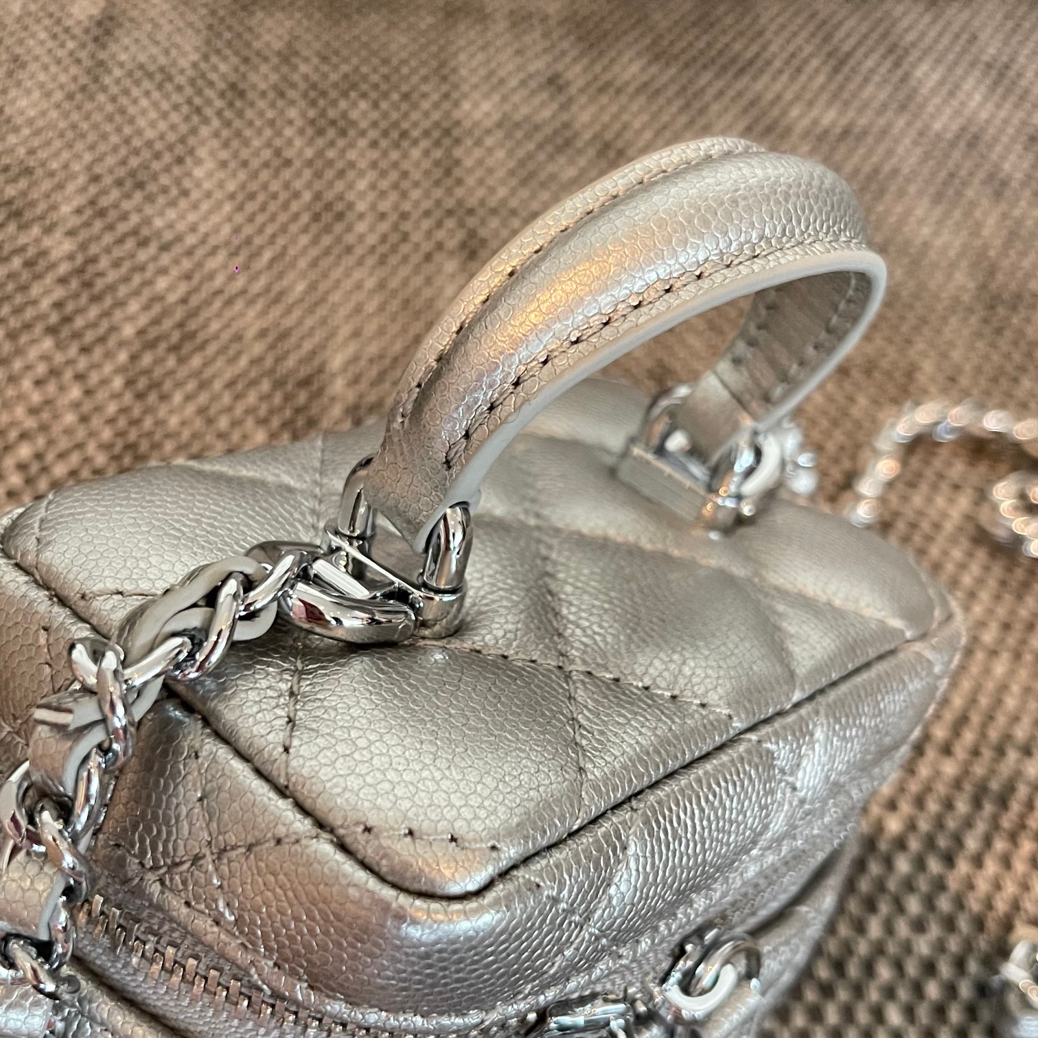 Silver Metallic Quilted Caviar Leather Mini Vanity Case with Handle and Silver-Tone Chain - Mocuir