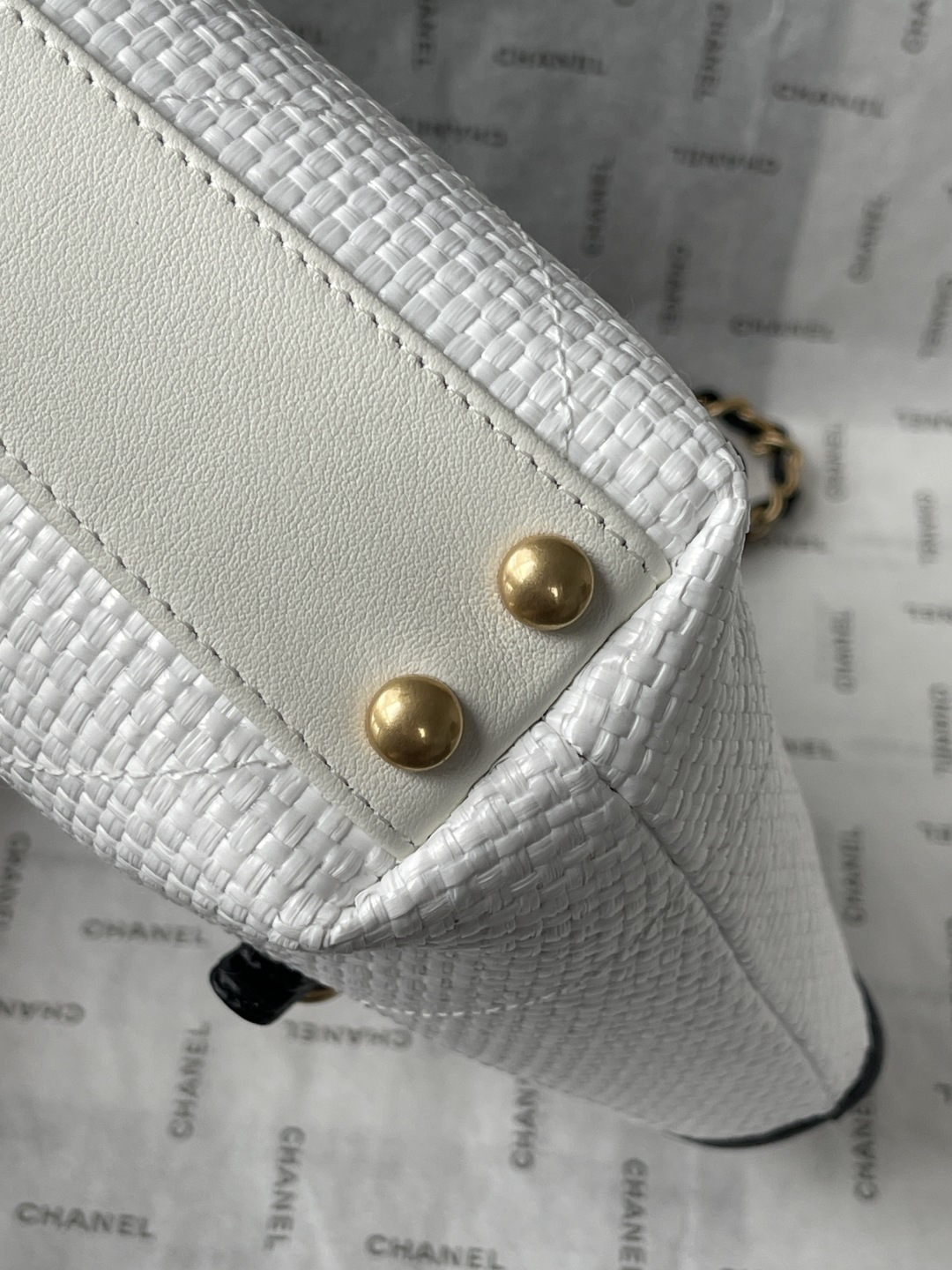 25C White Woven Straw Small Tote Handbag with Black Calfskin Trim and Gold-Tone Hardware - Mocuir