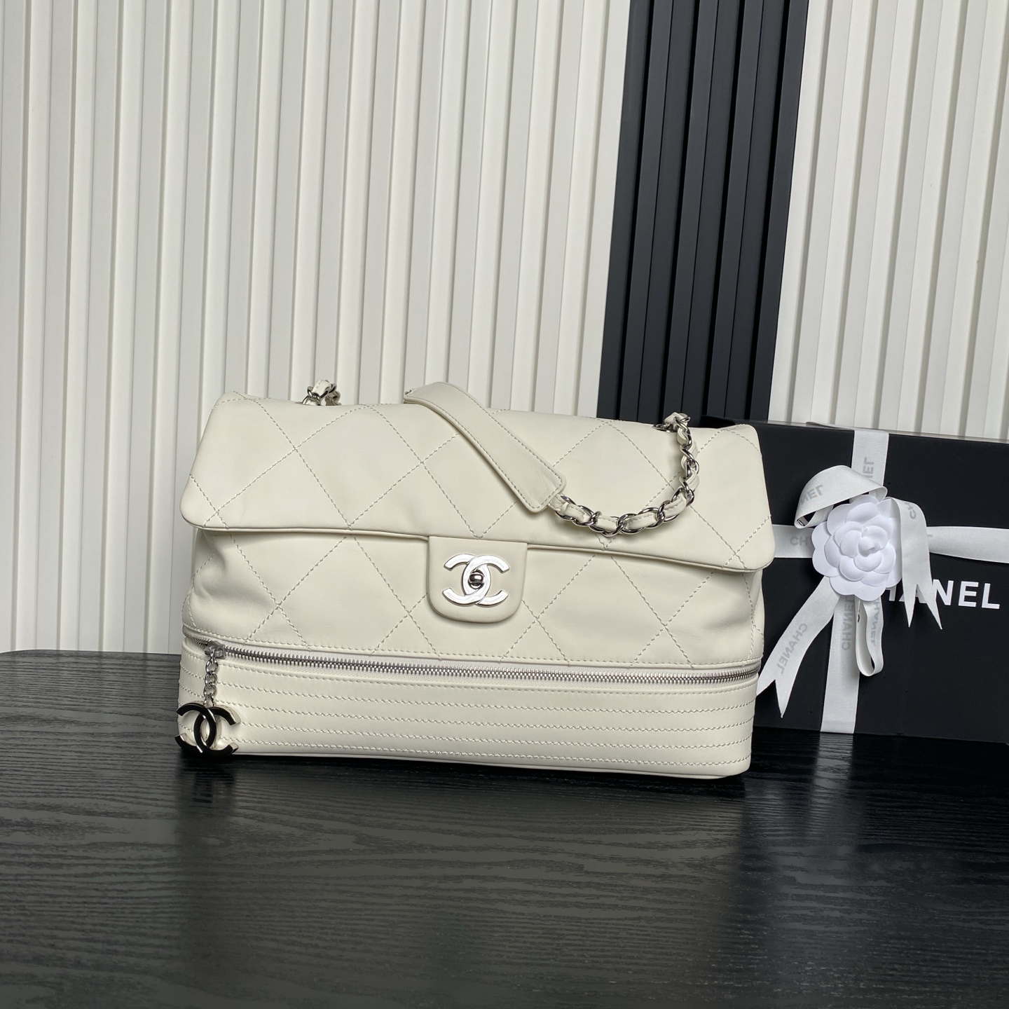 Expandable Flap Bag in White Calfskin (Vintage  24C Airport Bag) - Mocuir