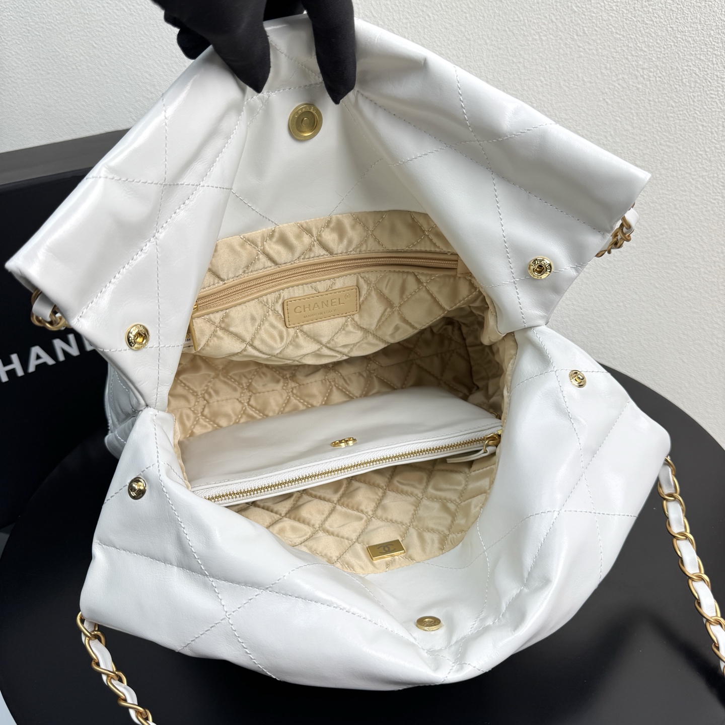 22 Bag Quilted Shiny Calfskin in White (Gold Hardware) - Mocuir