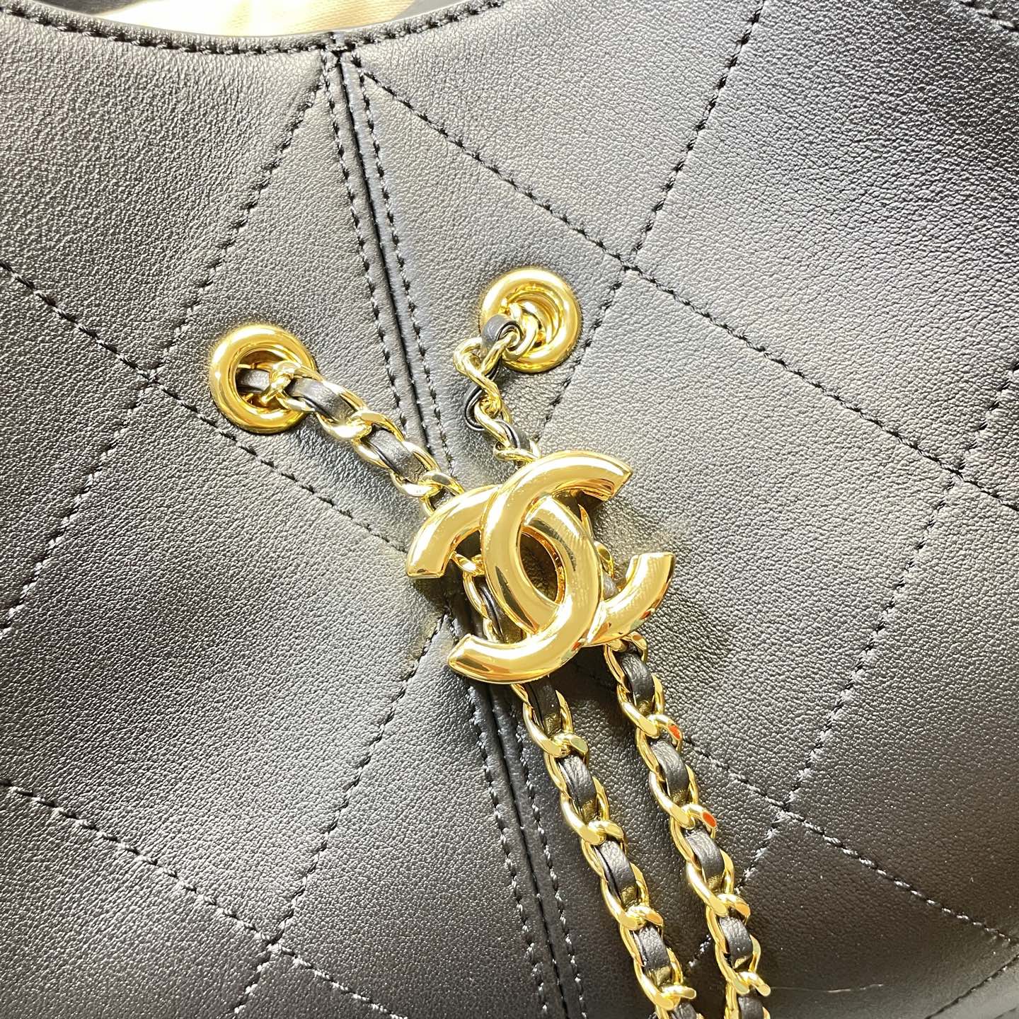 26P Cruise Quilted Lambskin Large Tote Handbag with Gold-Tone Hardware - Mocuir