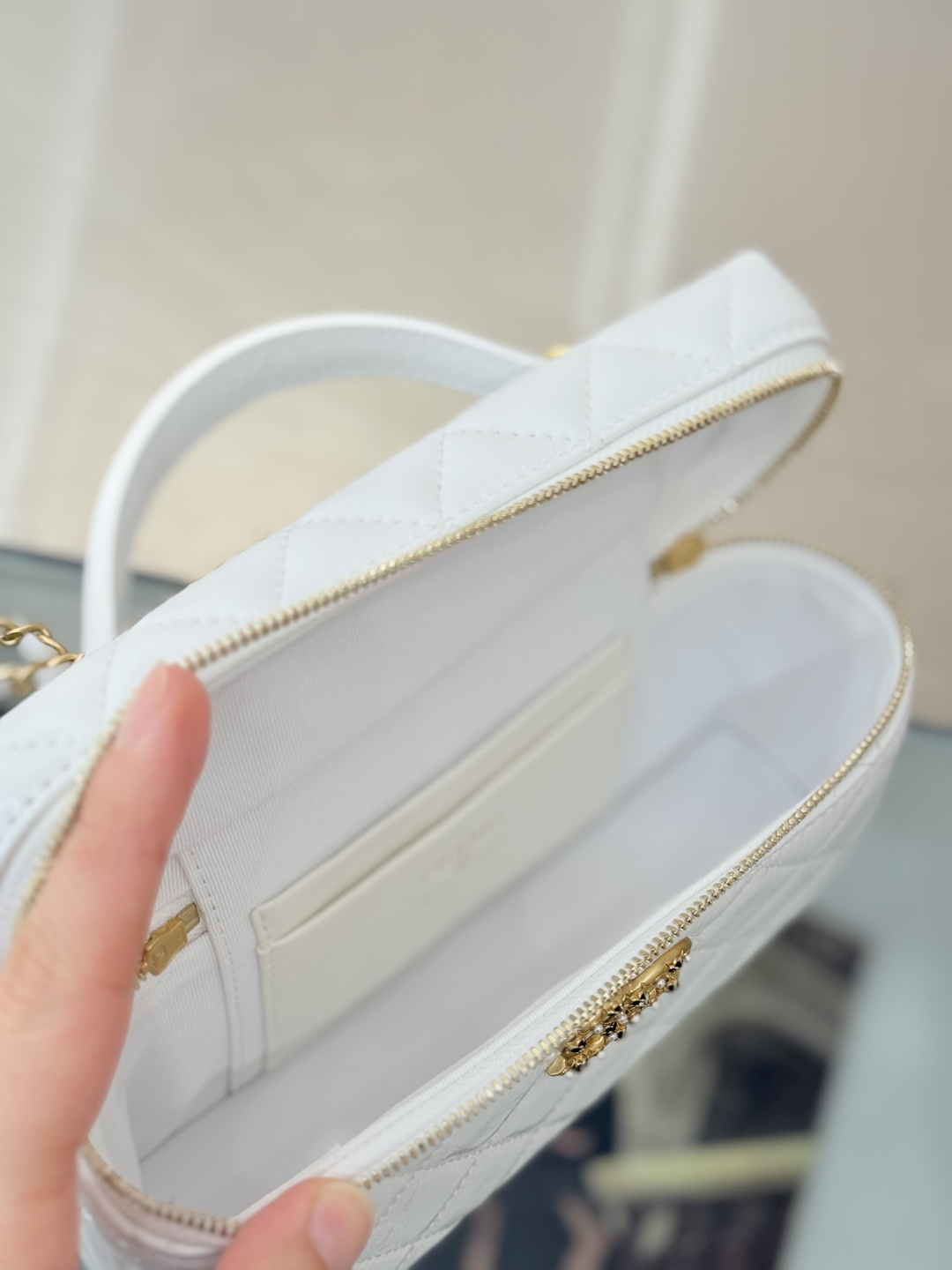 Classic Vanity Case with Pearl CC（White） - Mocuir