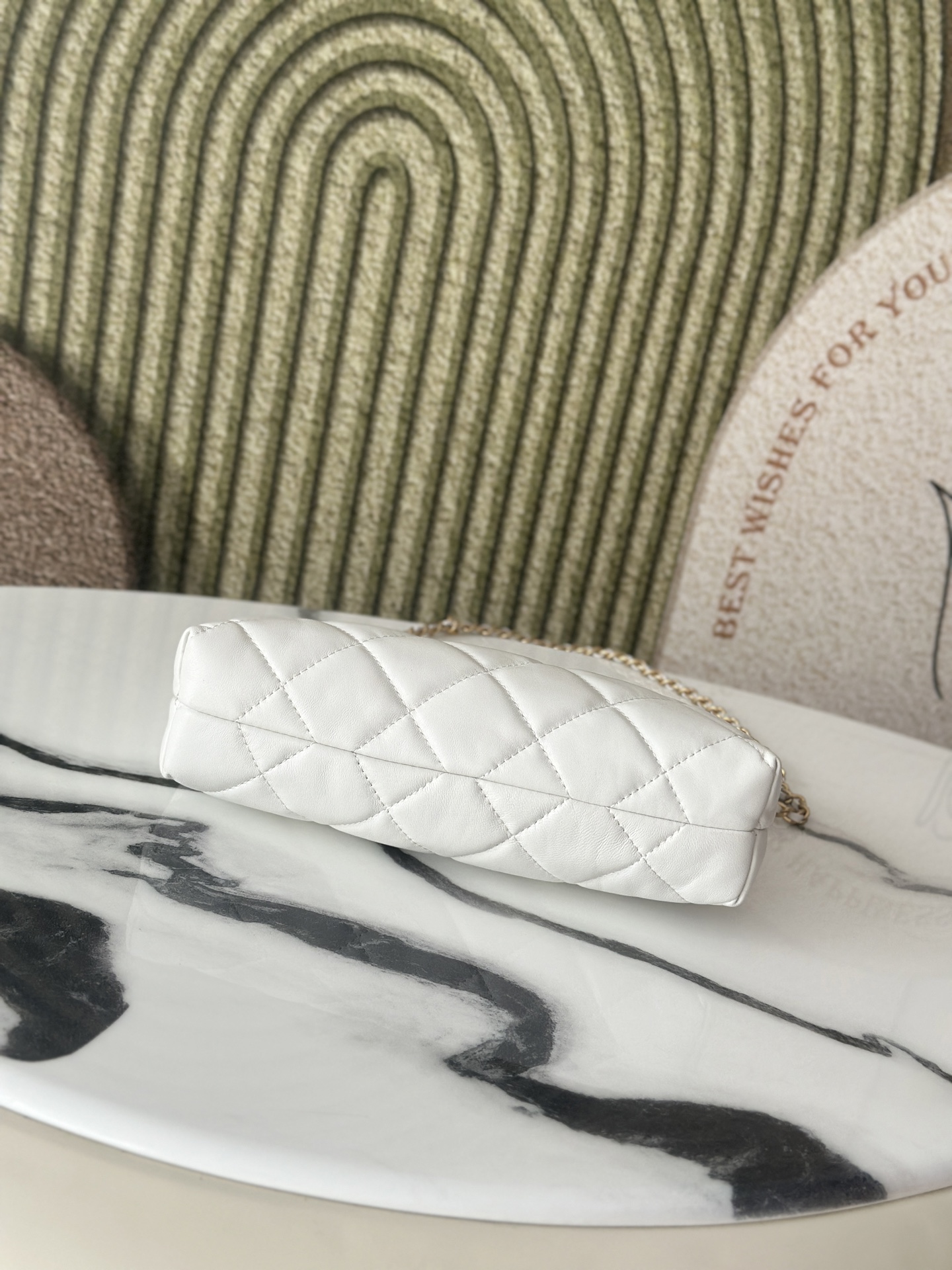 25S White Shiny Lambskin Quilted Hobo Shoulder Bag with Gold-Tone Hardware - Mocuir