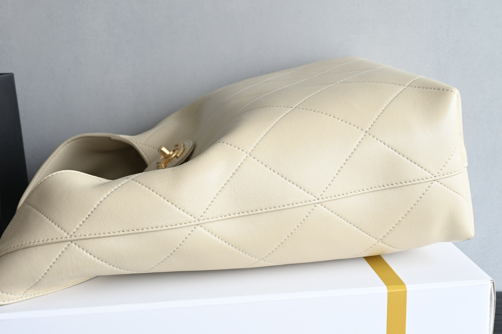 MAXI HOBO Bag in Beige Shiny Lambskin with Gold-Tone Hardware (Model AS5838) - Mocuir