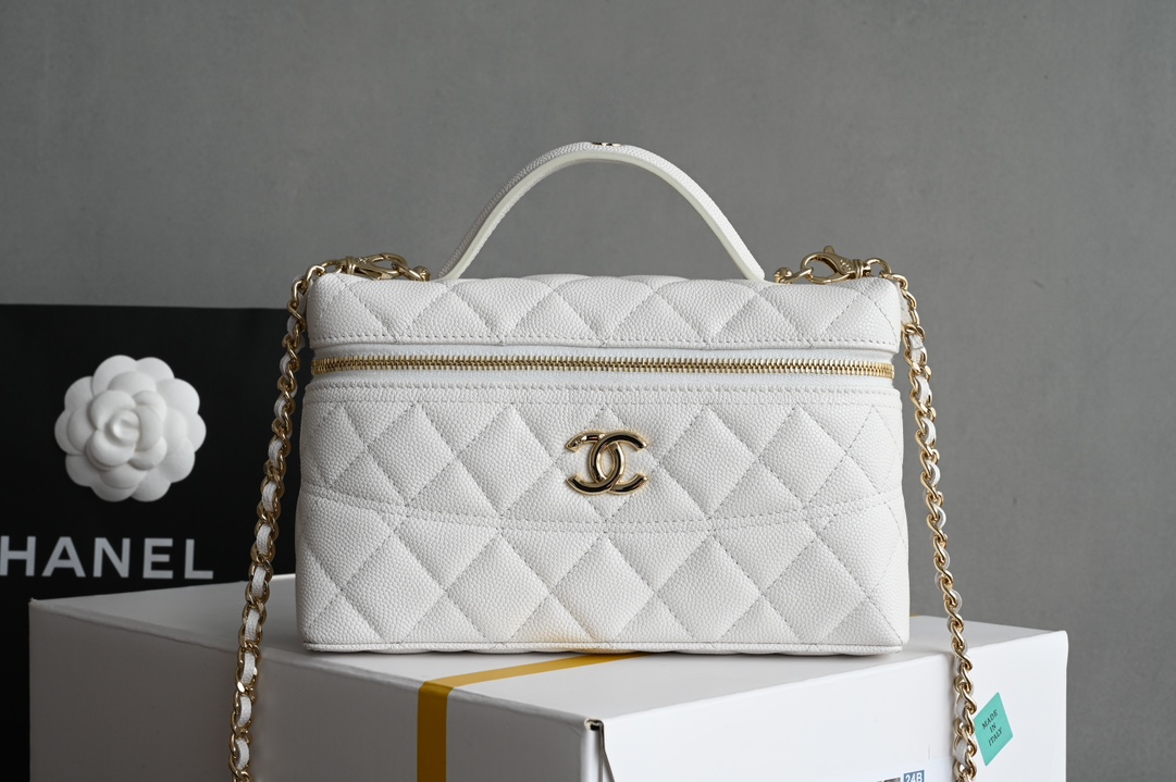 Small Vanity Case (LP Lunch Box Bag) in White Quilted Caviar Calfskin with Light Gold-Tone Hardware - Mocuir
