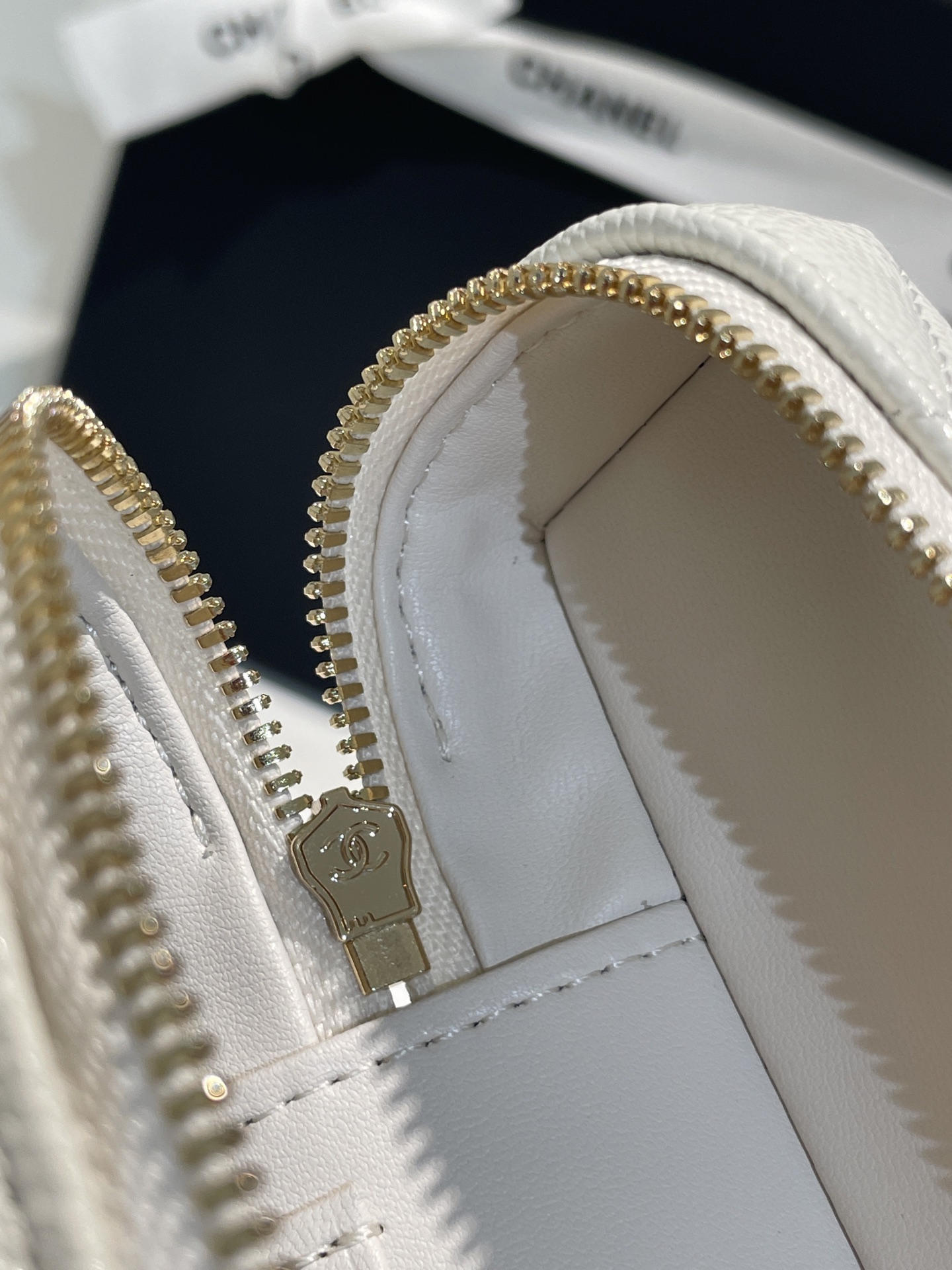 White Quilted Caviar Calfskin Vanity Case with Top Handle and Gold-Tone Chain Strap - Mocuir