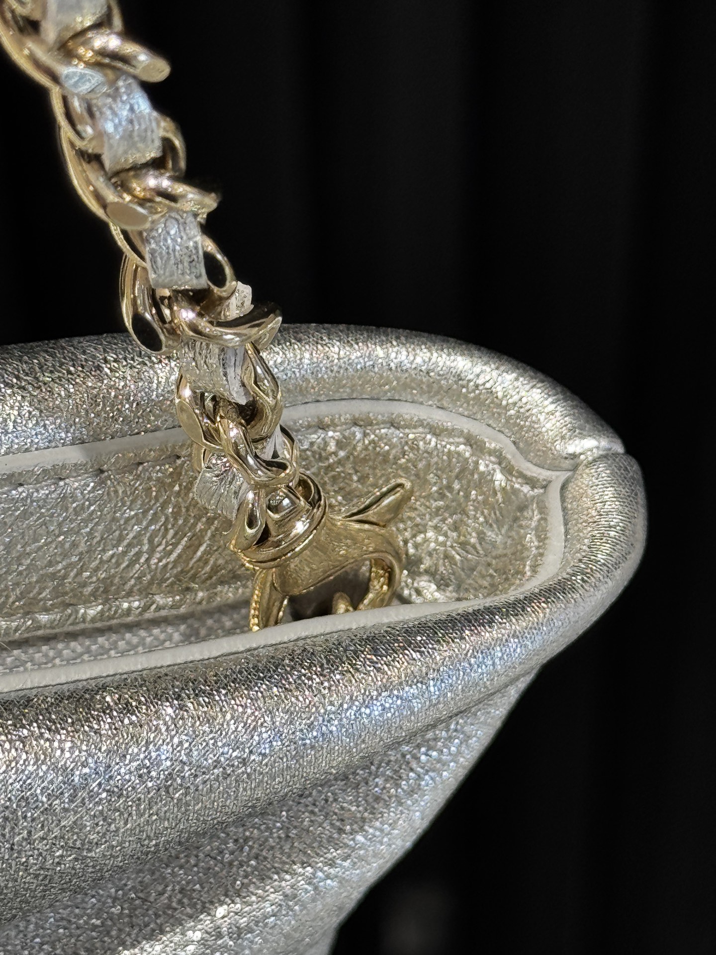 25S Spring-Summer Iridescent Lambskin Ruched Chain Shoulder Bag with Pearl & Gold Hardware (Model AS5130) - Mocuir