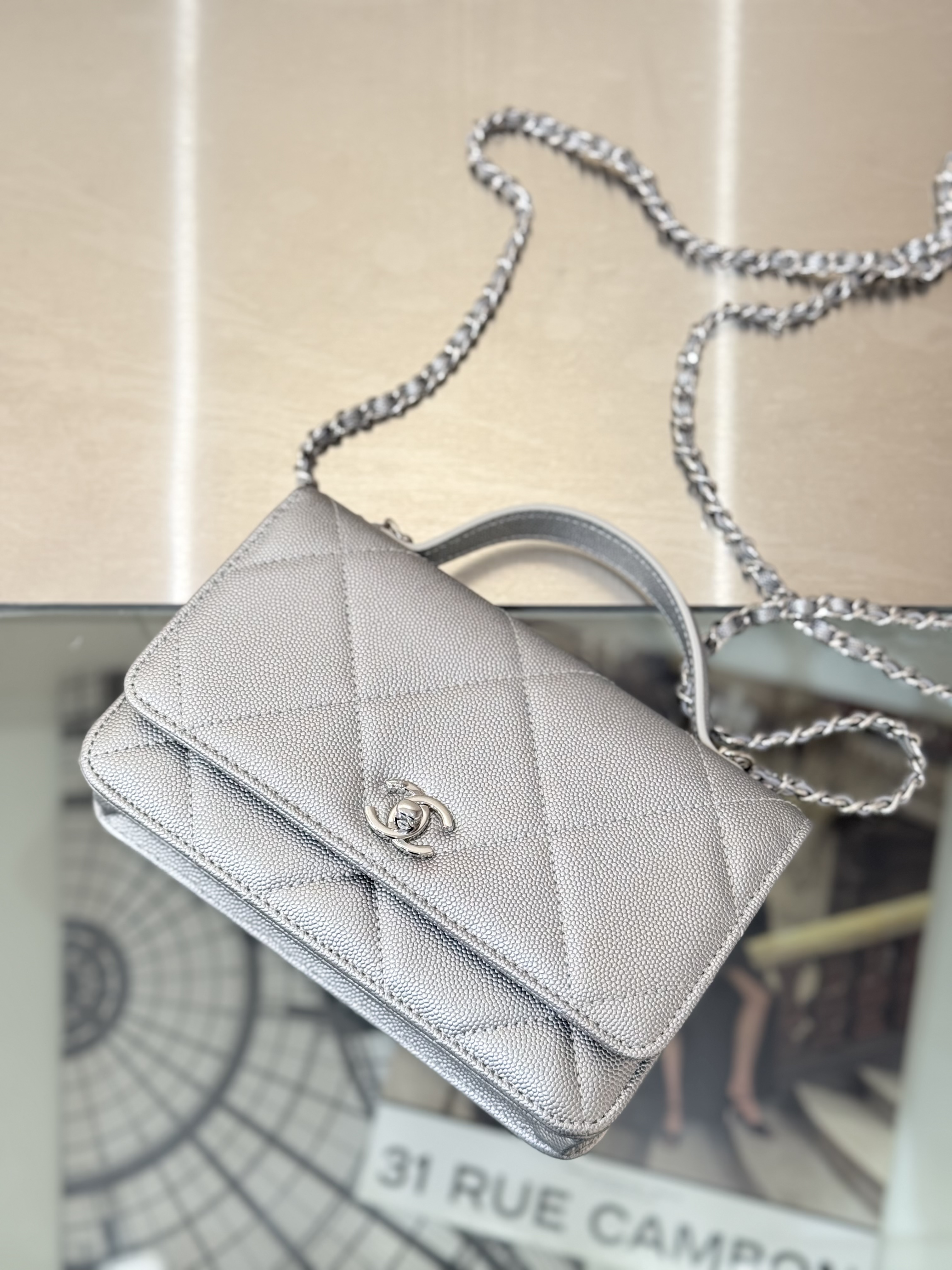 Wallet on Chain with Top Handle (AP3984) in Silver Caviar Leather with Silver-Tone Hardware, 25C Cruise Collection - Mocuir