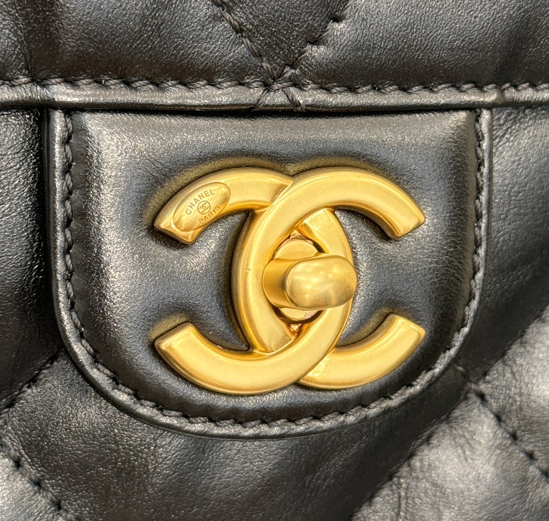 Quilted Waxed Calfskin Bowling Bag with Gold-Tone Hardware - Mocuir