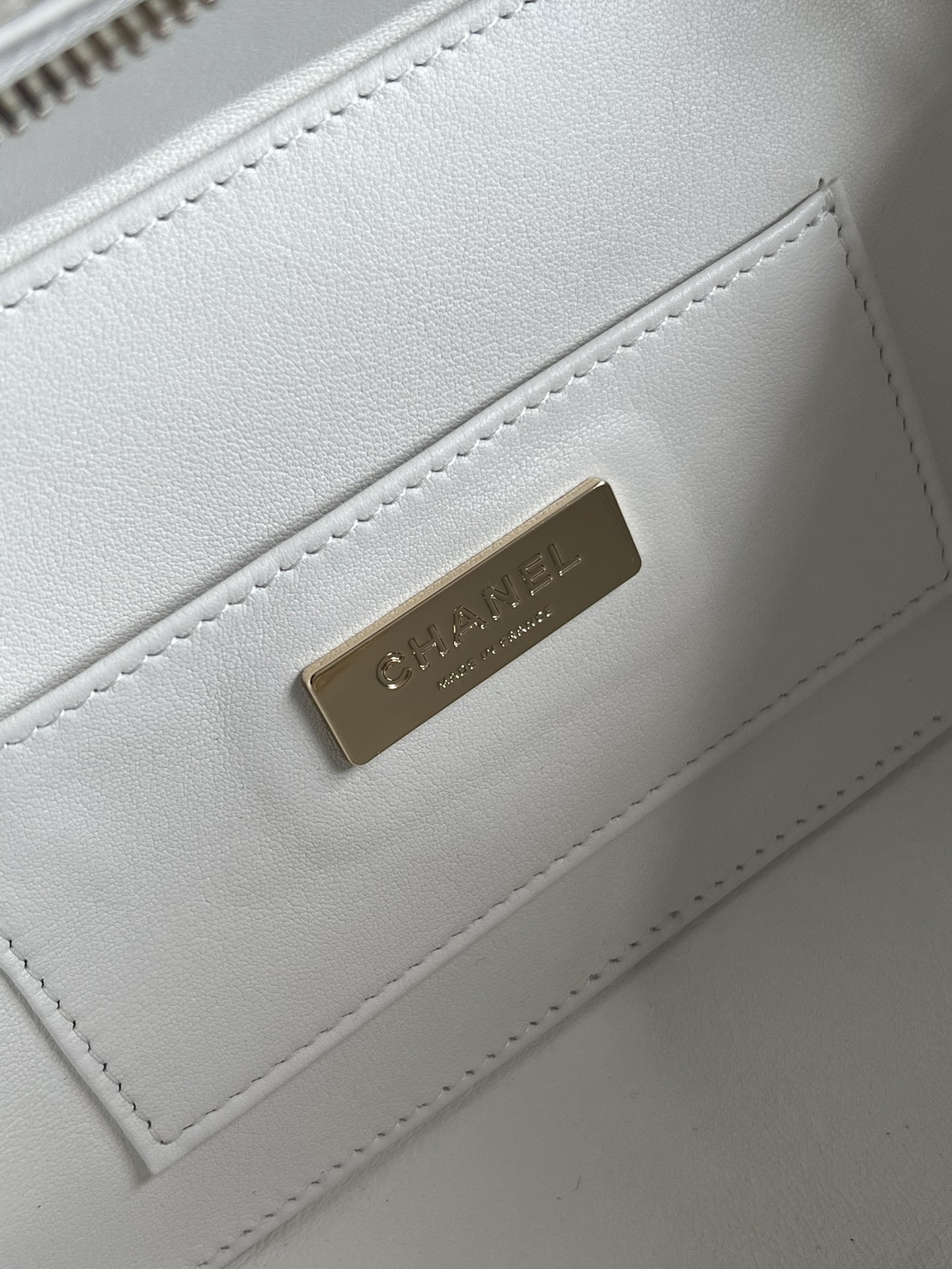 Camera Bag in White Quilted Lambskin with Pale Gold-Tone Hardware, Spring-Summer 2024 (AS4817) - Mocuir