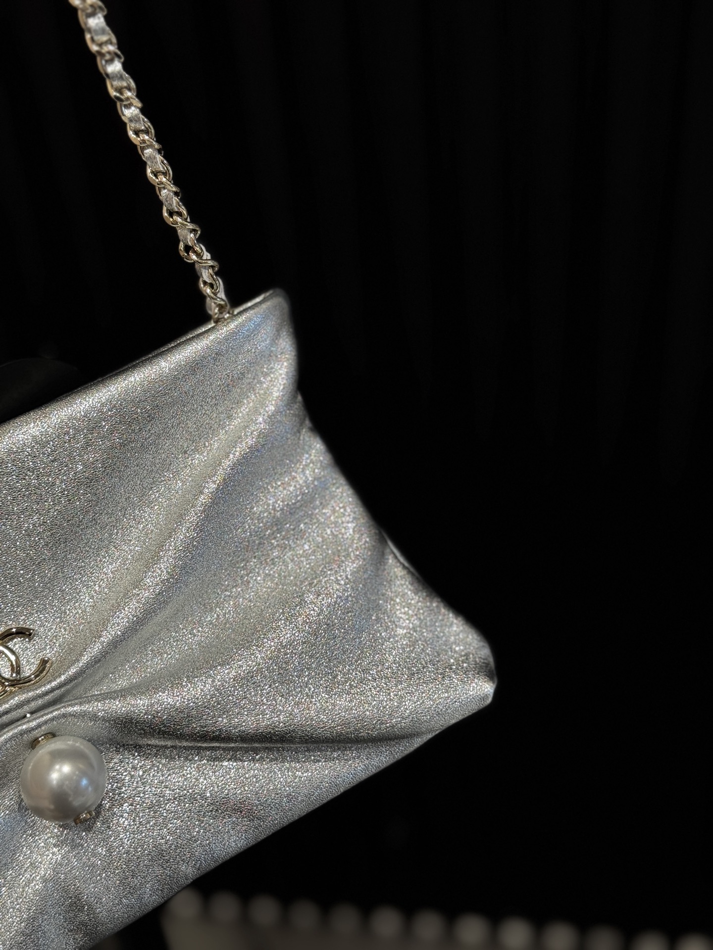 25S Spring-Summer Iridescent Lambskin Ruched Chain Shoulder Bag with Pearl & Gold Hardware (Model AS5130) - Mocuir