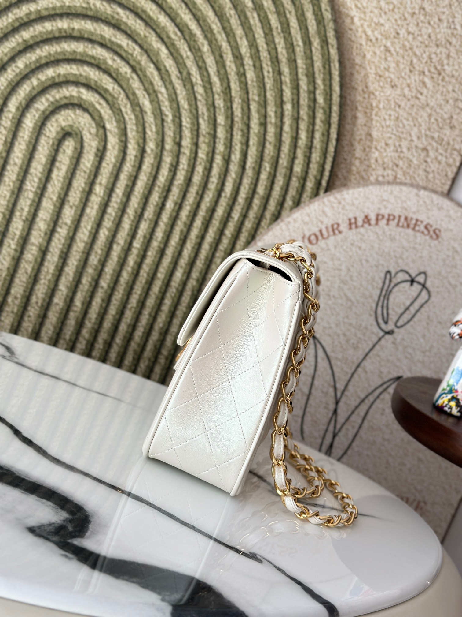 Classic Flap Medium in White Quilted Lambskin with Gold-Tone Hardware - Mocuir