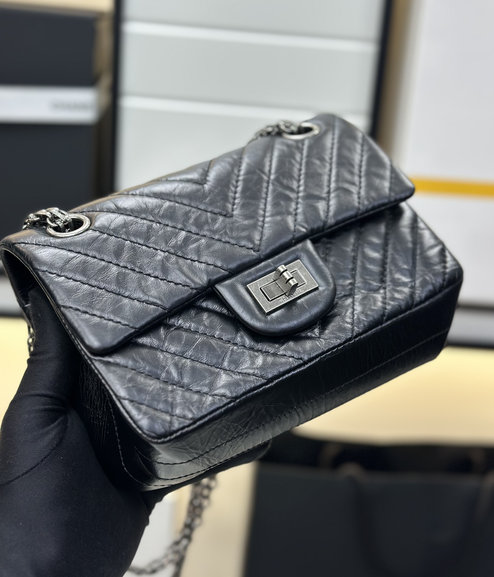 2.55 Reissue Medium Flap Bag in Black Aged Calfskin with Ruthenium-Finish Metal Hardware - Mocuir