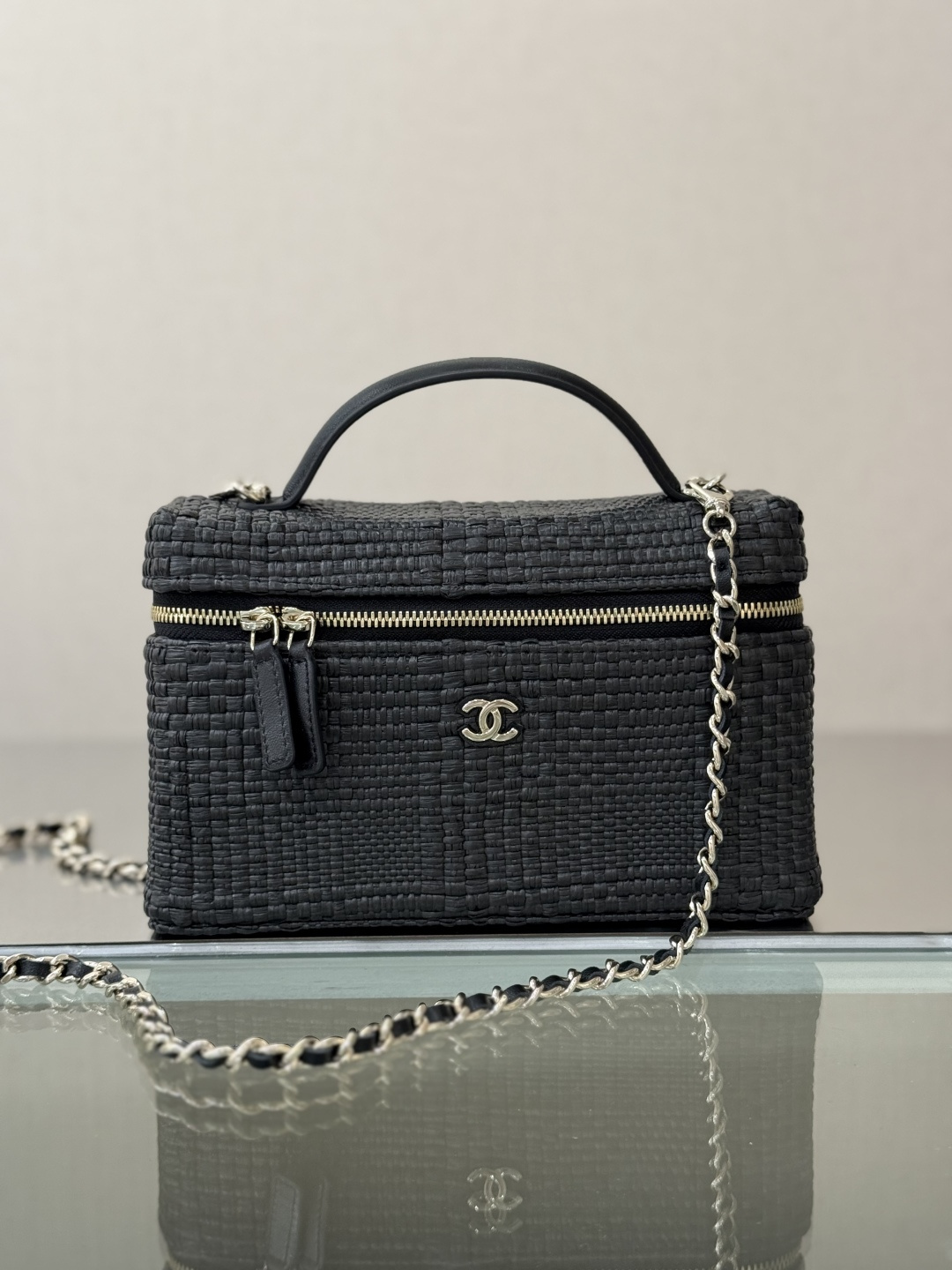 Cruise 2026 Black Woven Raffia & Calfskin Vanity Case Bag with Silver-Tone Hardware & Chain Strap - Mocuir