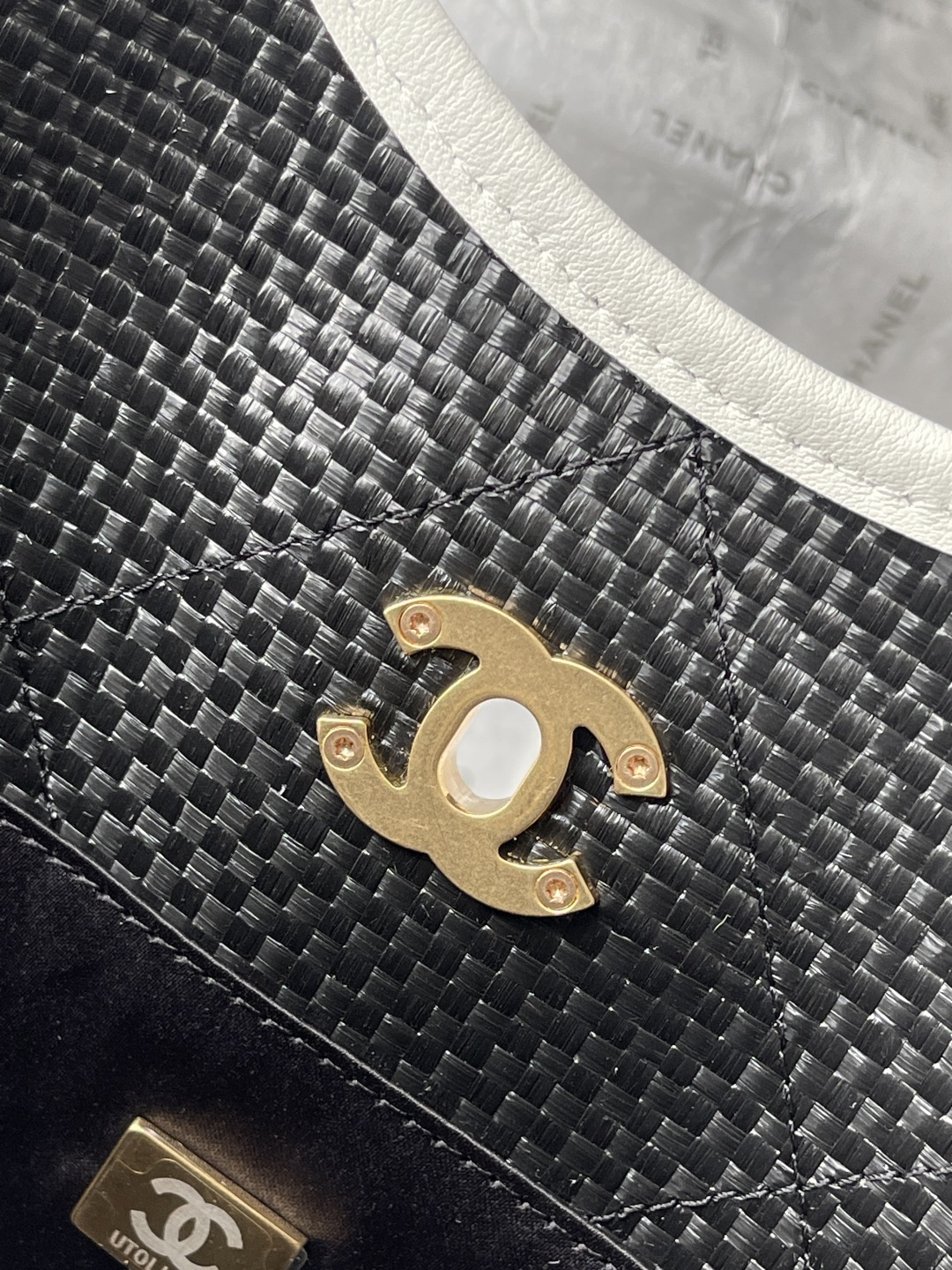 25C Black Woven Straw Large Tote Handbag with White Calfskin Trim and Gold-Tone Hardware - Mocuir