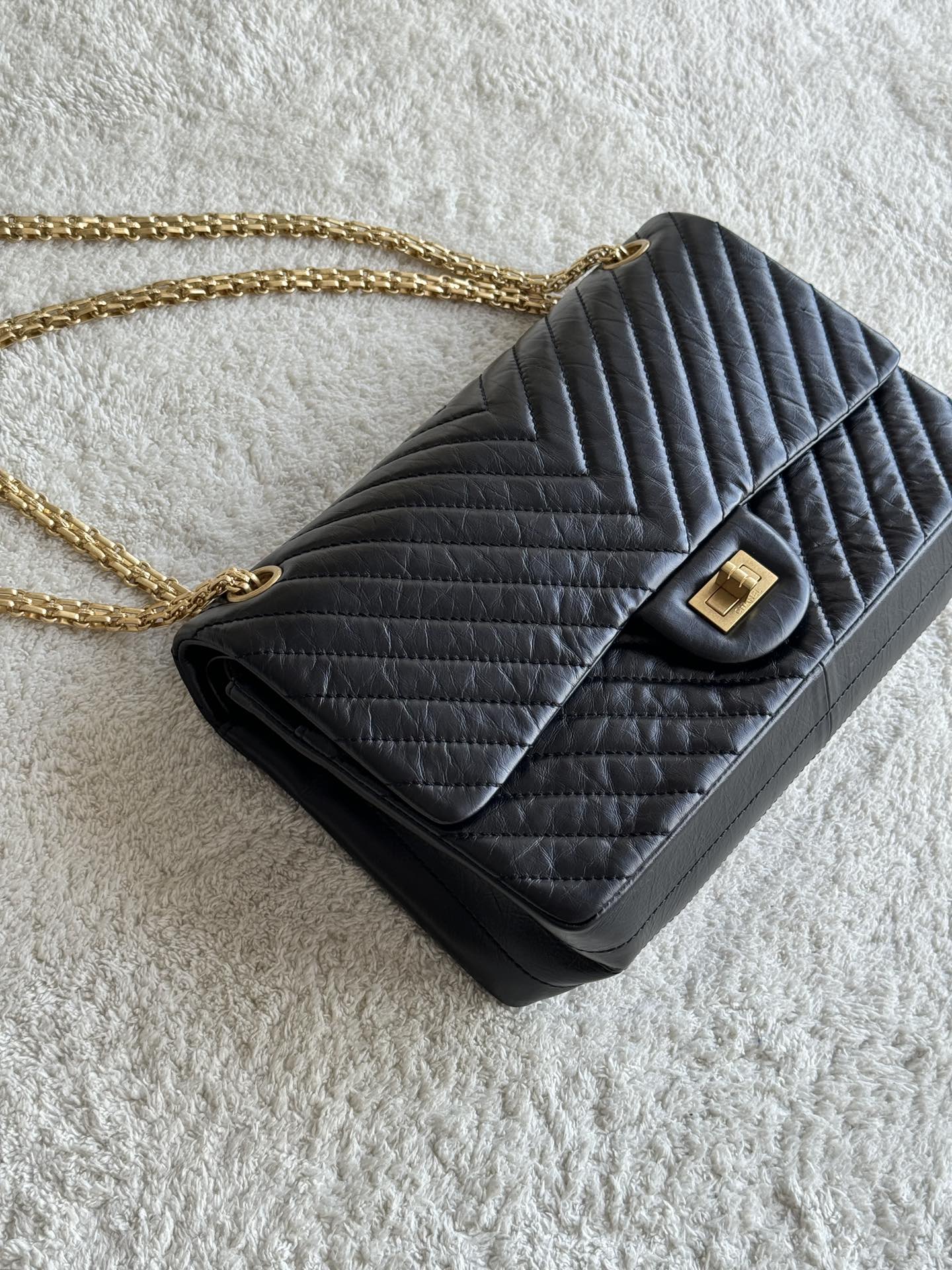 2.55 Reissue 227 Jumbo Flap Bag in Black Aged Calfskin with Chevron Quilting and Gold-Tone Hardware - Mocuir