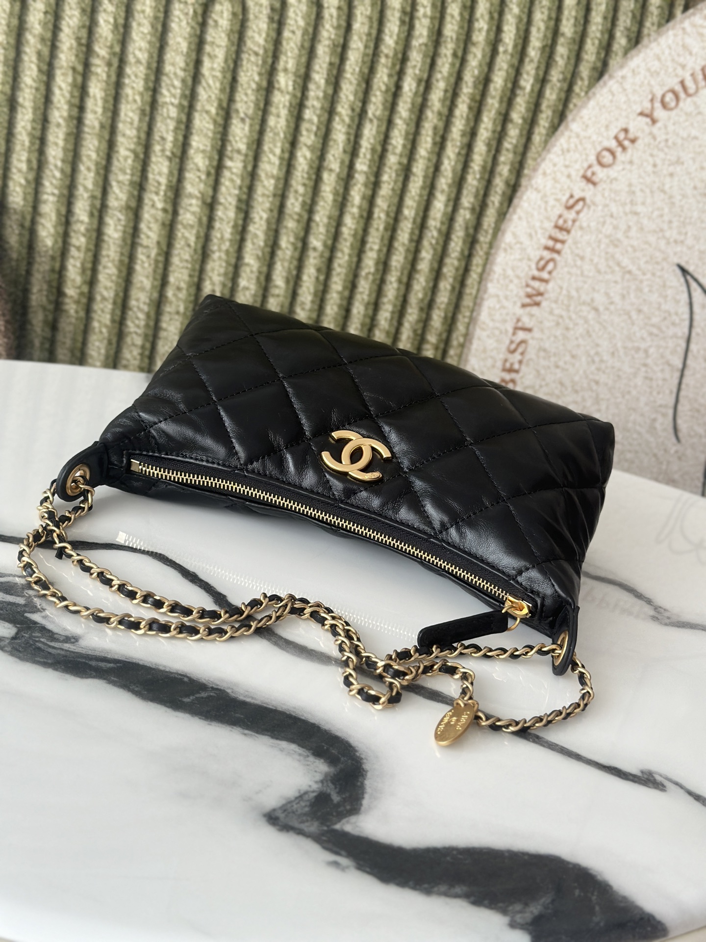 25S Black Shiny Lambskin Quilted Hobo Shoulder Bag with Gold-Tone Hardware - Mocuir