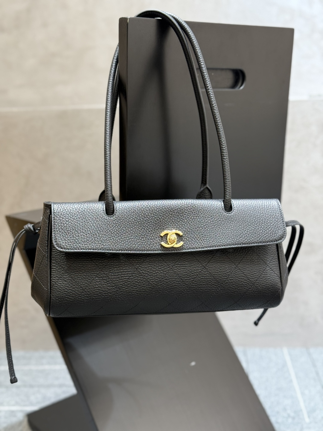 26P Cruise Preppy Coco Bowling Bag in Black Caviar Leather with Gold-Tone Hardware - Mocuir