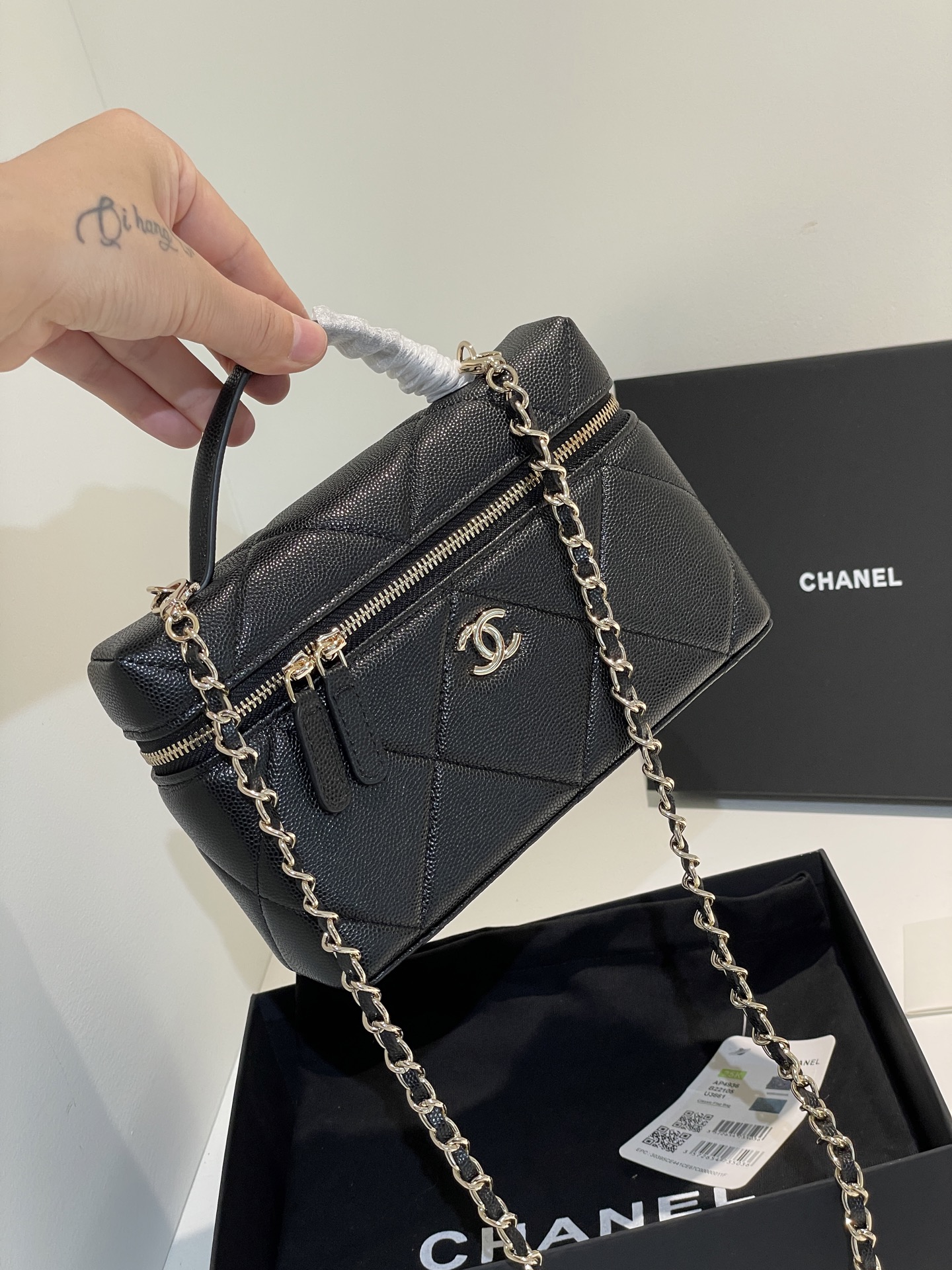 Black Quilted Caviar Calfskin Vanity Case with Top Handle and Gold-Tone Chain Strap - Mocuir