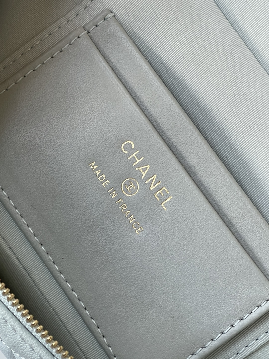 25C Classic Vanity Case with Chain（White） - Mocuir