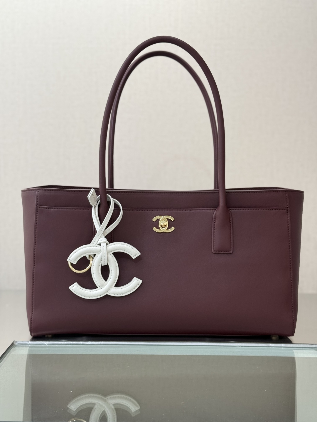 26S Burgundy Smooth Calfskin Cerf Executive Shopper Tote Bag with Gold Hardware - Mocuir