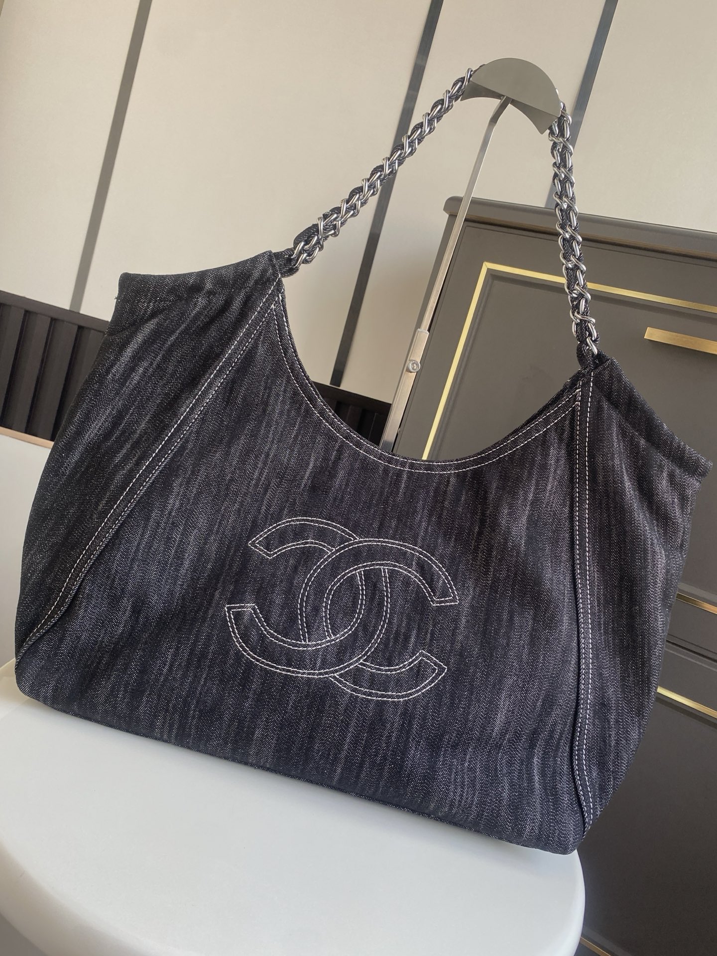 Large Hobo Bag in Denim（Dark Washed Denim ） - Mocuir