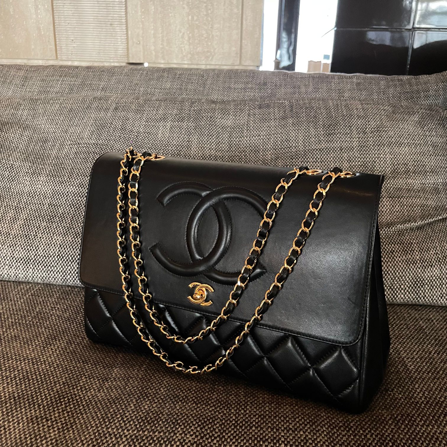 Vintage Large CC Quilted Lambskin Classic Flap Shoulder Bag in Black (Gold Hardware) - Mocuir