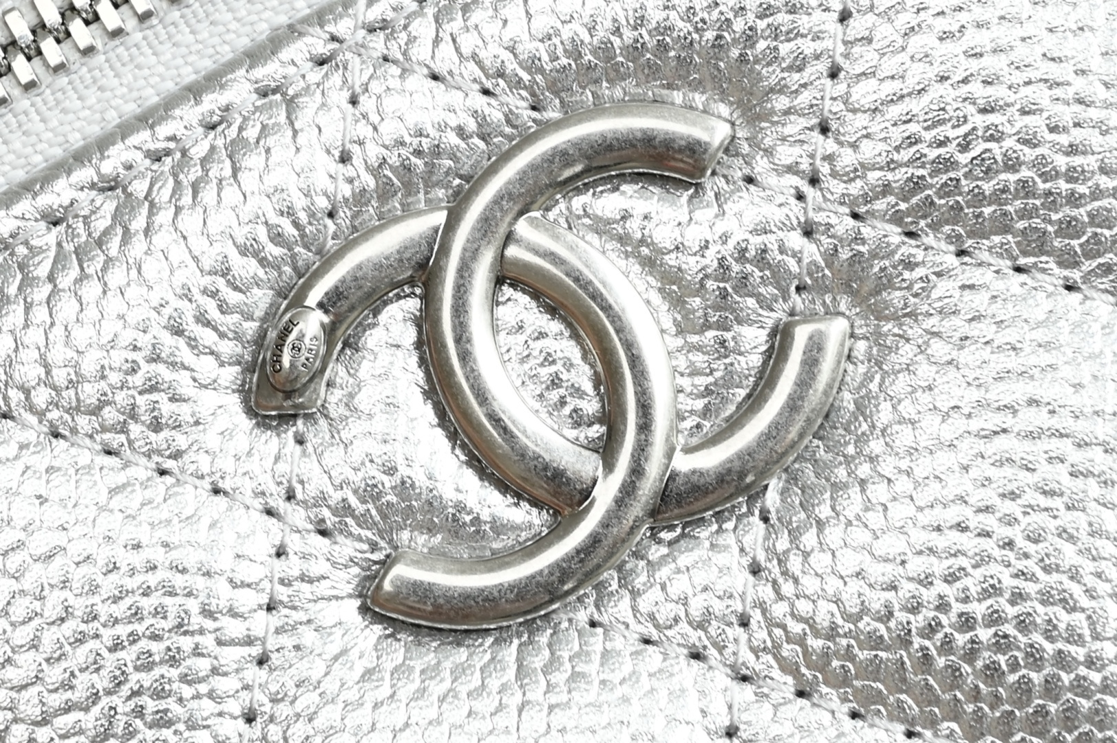 Small Vanity Case in Metallic Silver Grained Calfskin with Silver-Tone Hardware - Mocuir